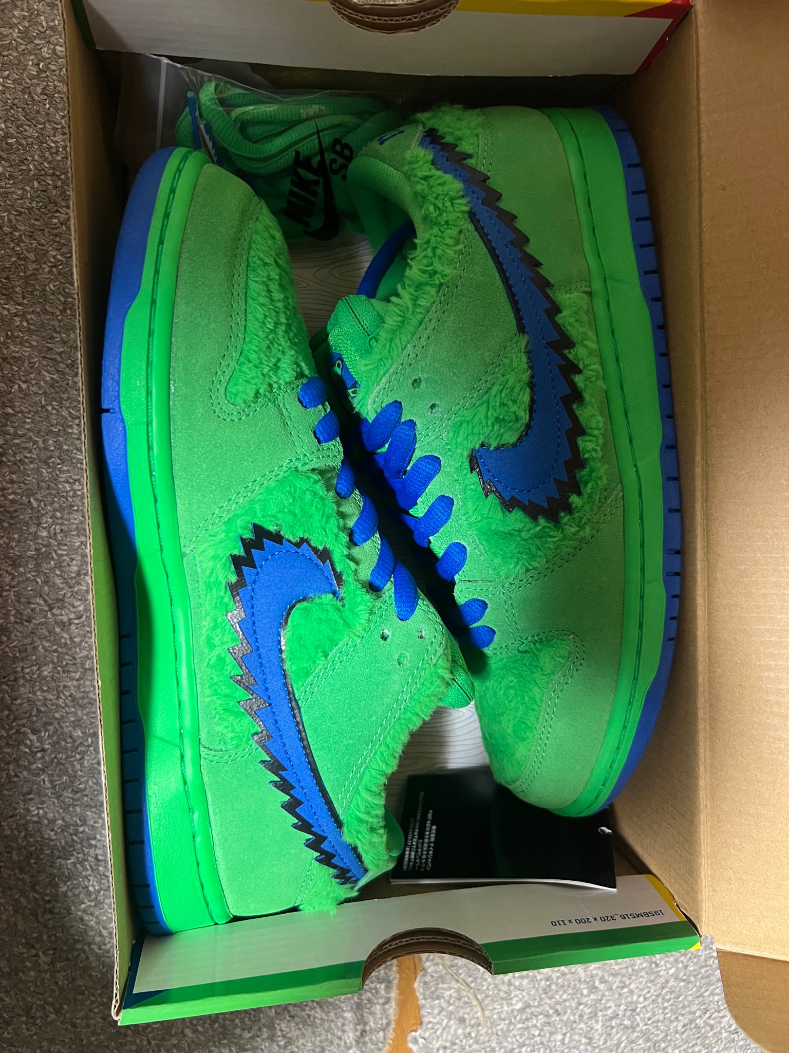Grateful Dead × Nike SB Dunk Low "Green Bear"