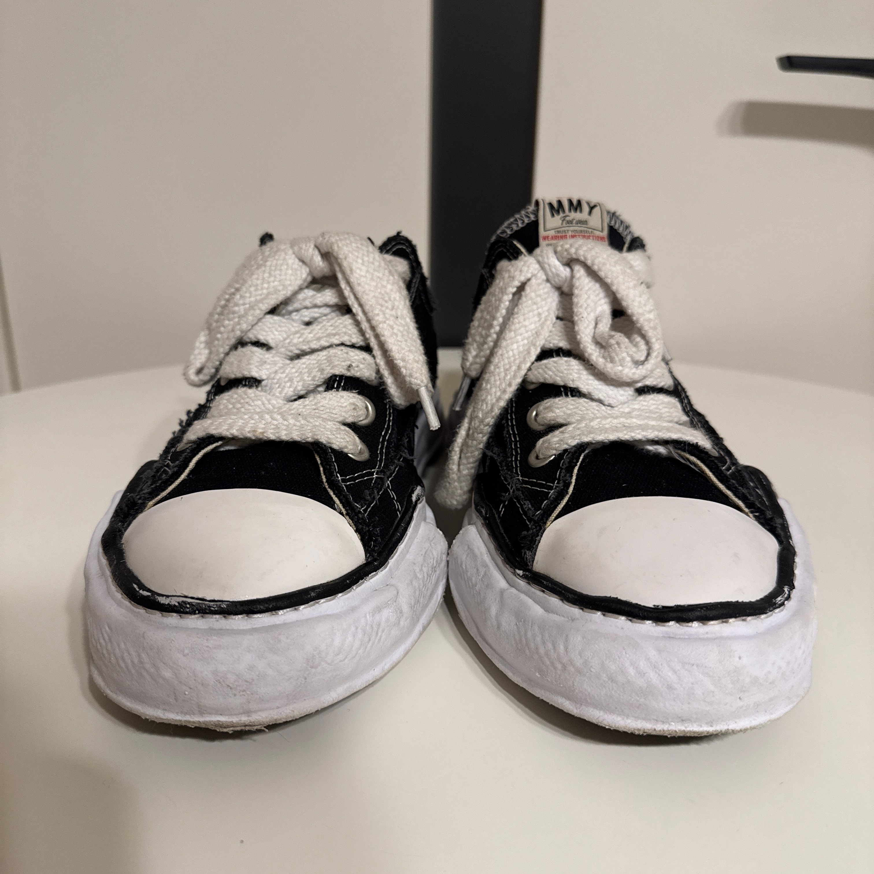 メゾンミハラヤスヒロ ピーターソン OG ソール キャンバス ロートップ スニーカー "ブラック" (A01FW702)