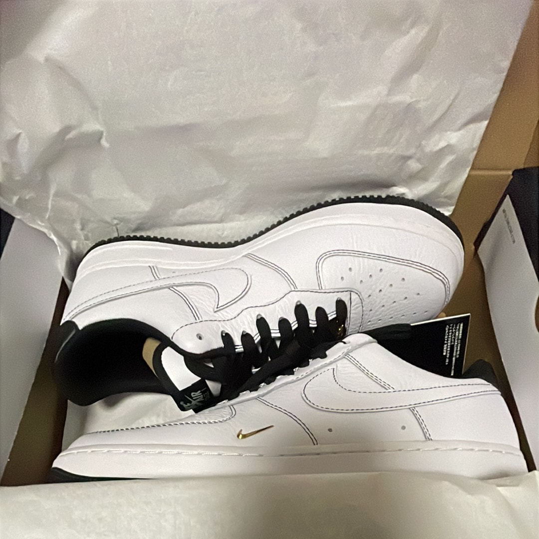 ナイキ ウィメンズ エアフォース1 '07 ミニジュエル "ホワイト/メタリックゴールド/ブラック"