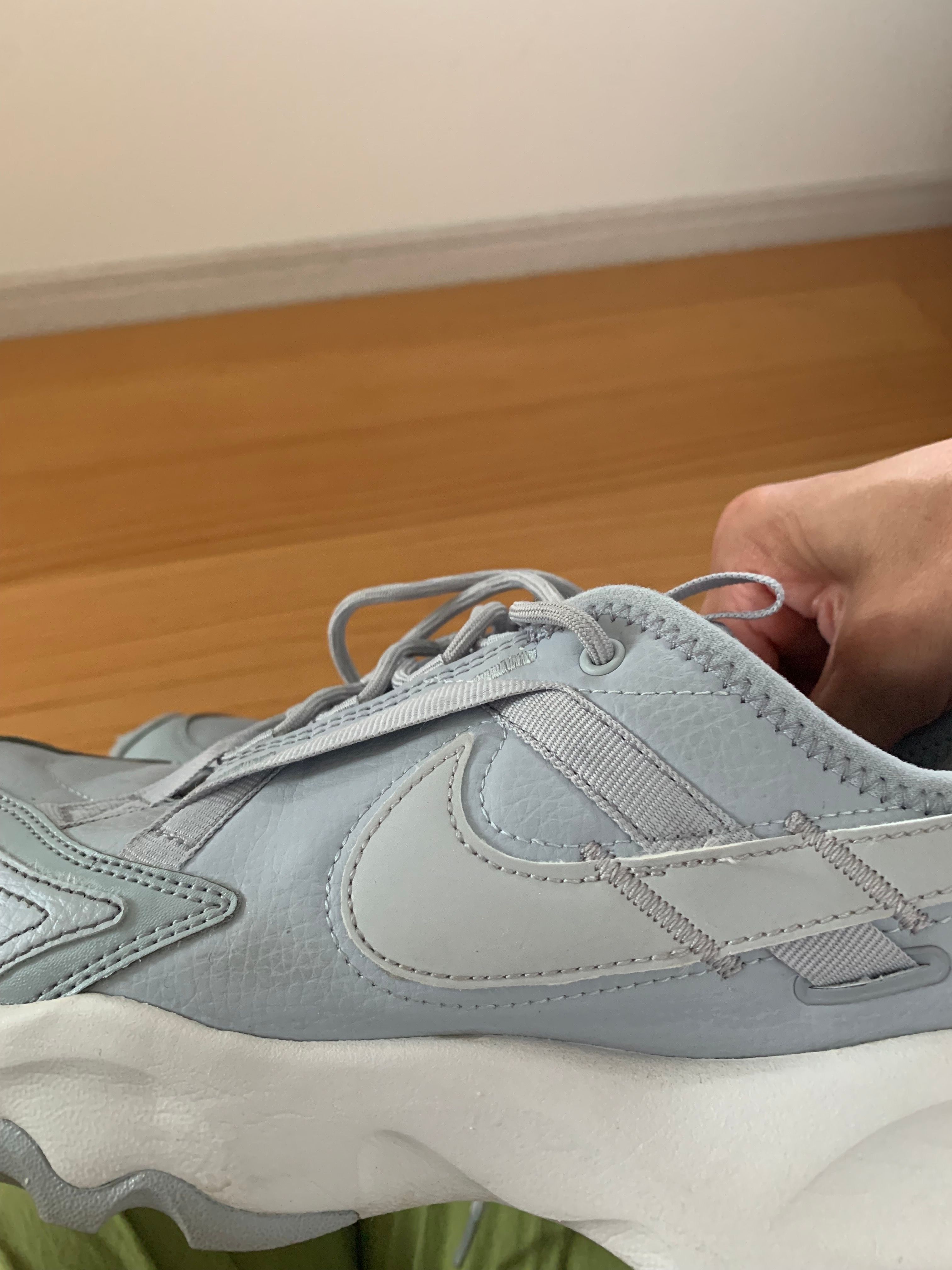 ナイキ ウィメンズ TC 7900 "ウルフグレー/フォトンダスト/メタリックプラチナム"