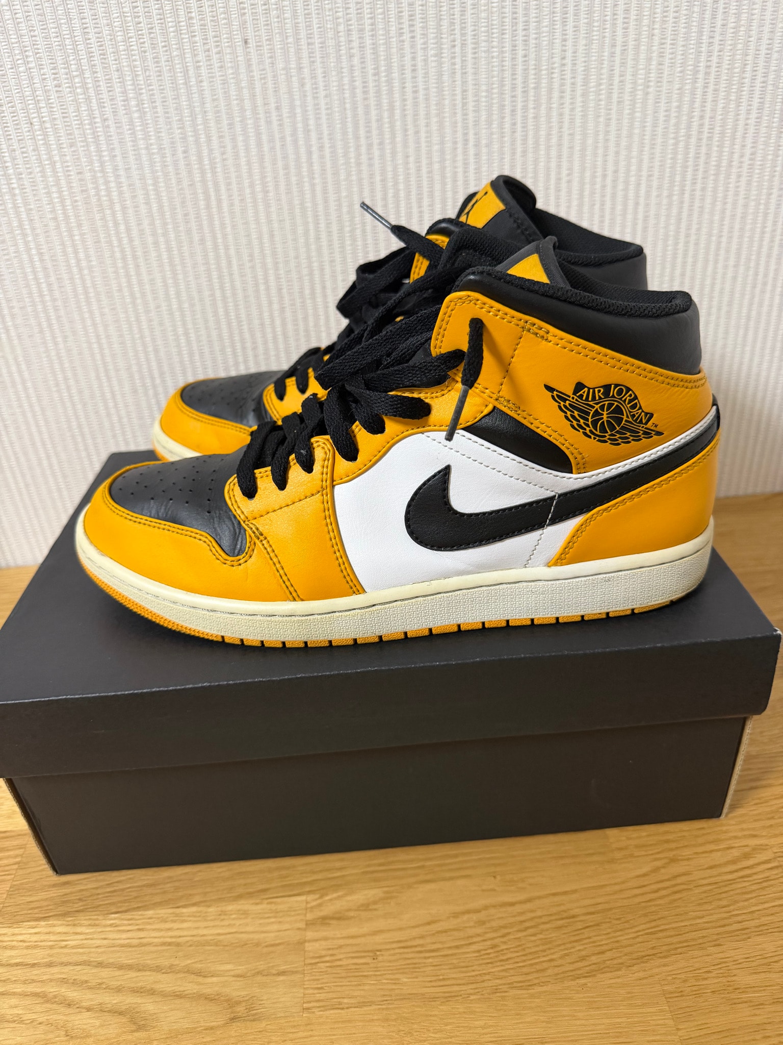 Nike Air Jordan 1 Mid "Taxi"