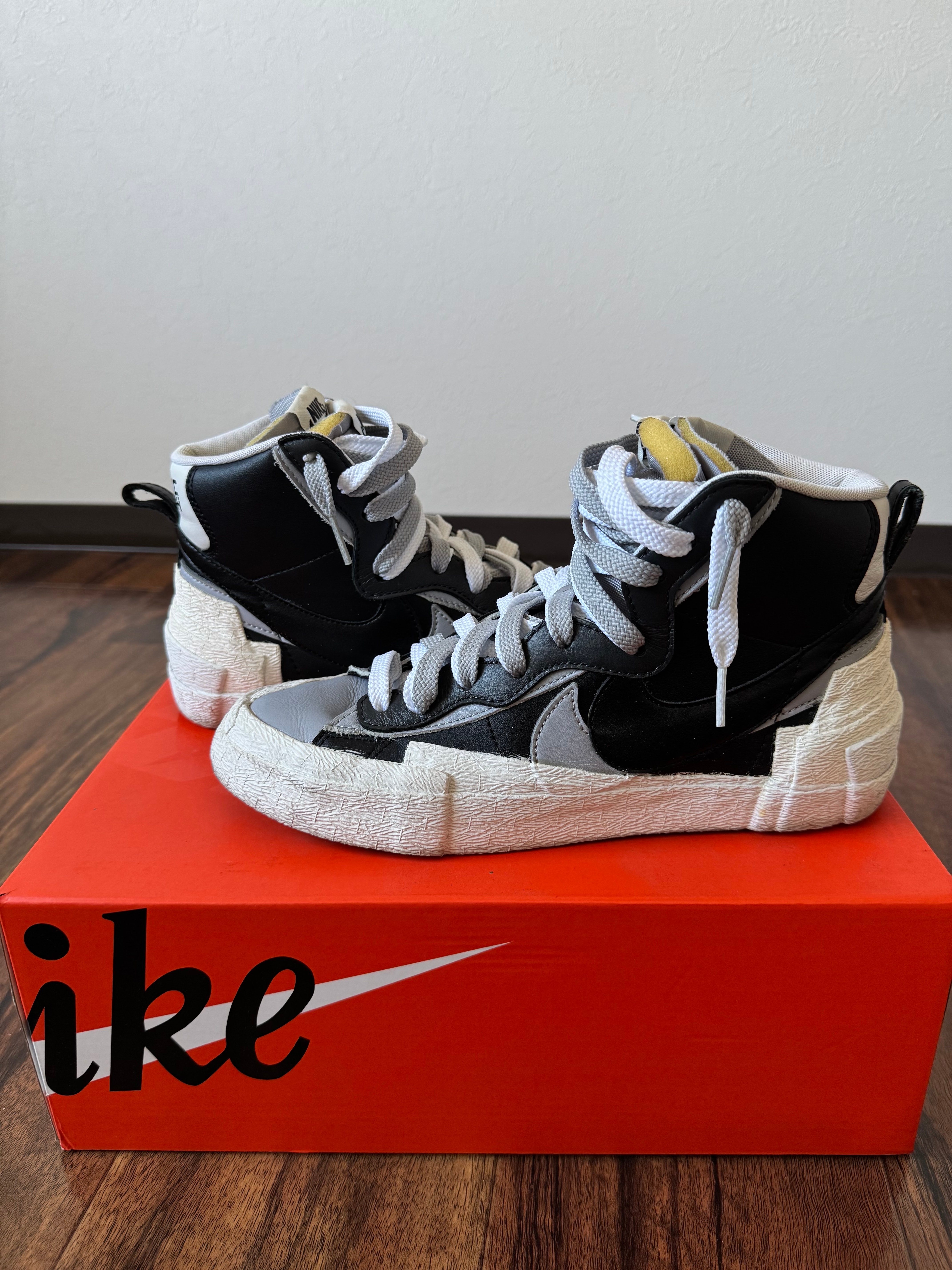 sacai × NIKE BLAZER MID "BLACK/WOLF GREY/WHITE"