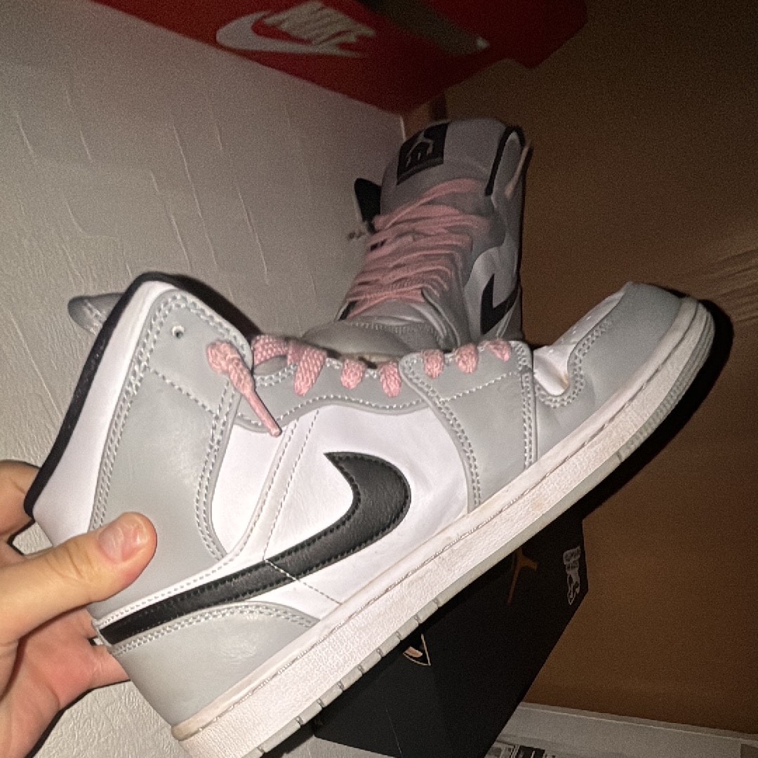 ナイキ エアジョーダン1 ミッド "ライトスモークグレー/ホワイト/ブラック"