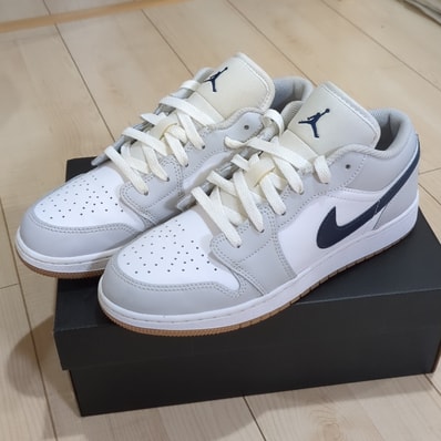 Nike GS Air Jordan 1 Low "White/Neutral Grey/Gum Medium Brown/Midnight Navy"