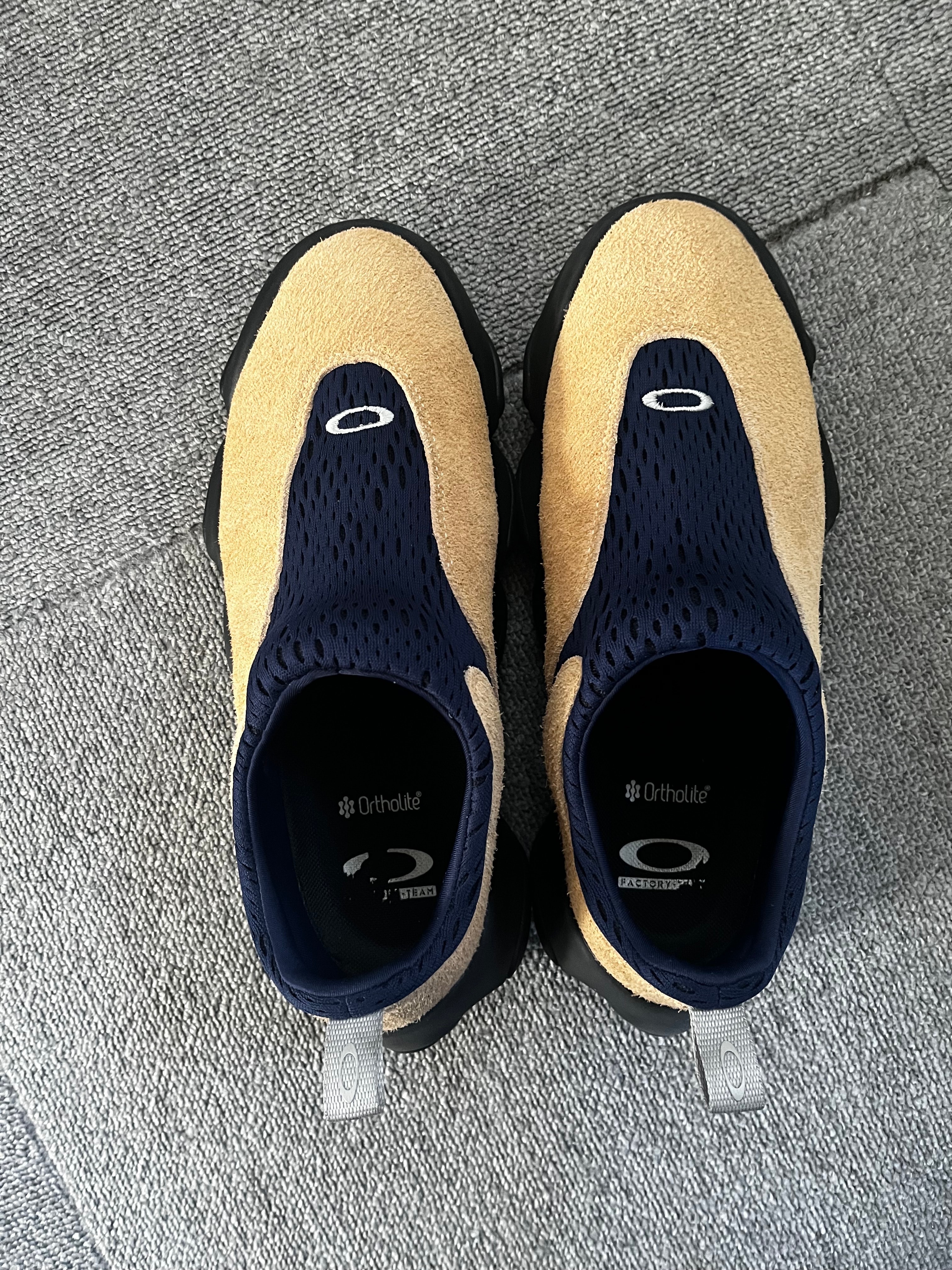 オークリー ファクトリーチーム ヘアリー スウェード フレッシュ "サンド/ブルー"