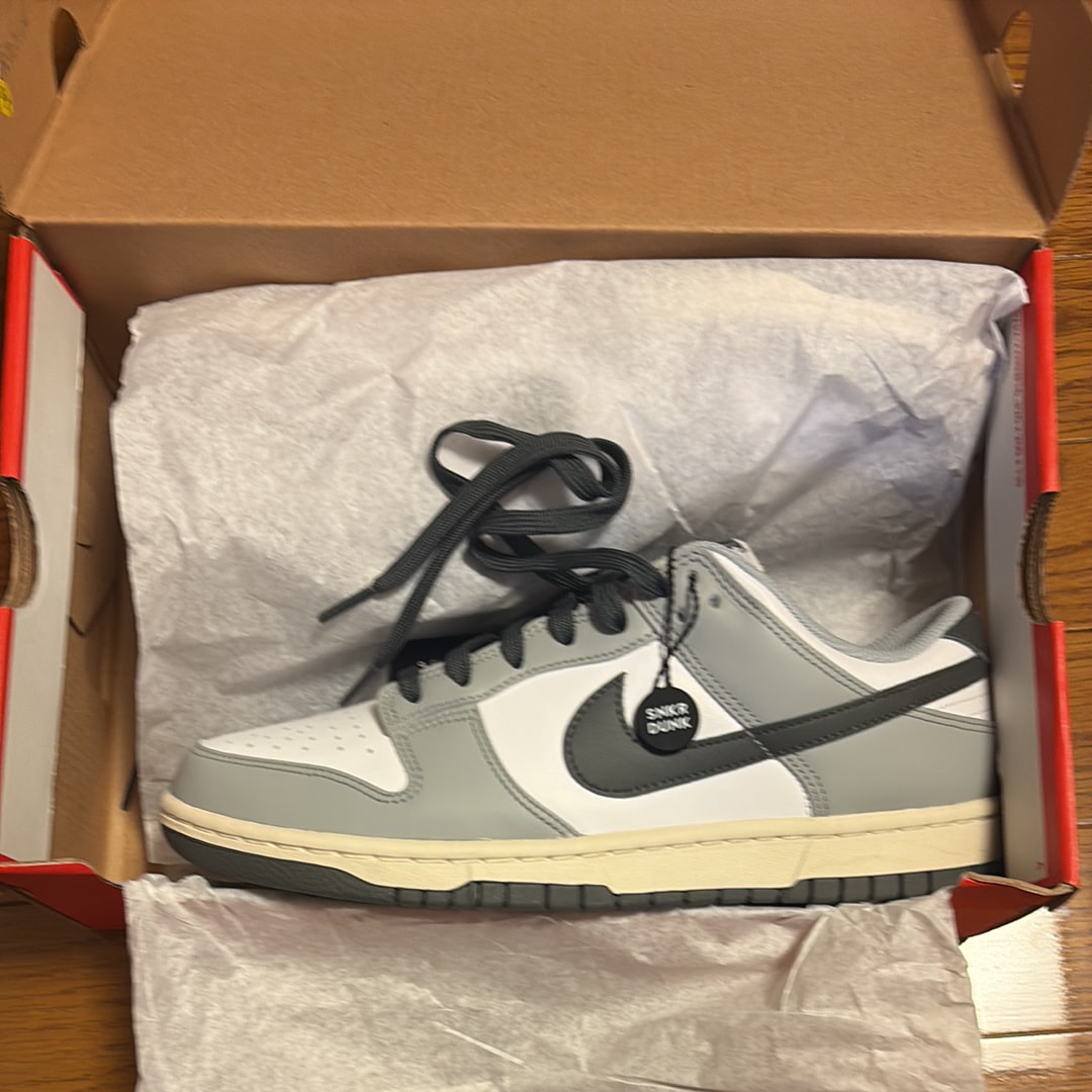 ナイキ ウィメンズ ダンク ロー "ホワイト/ライトスモークグレー"