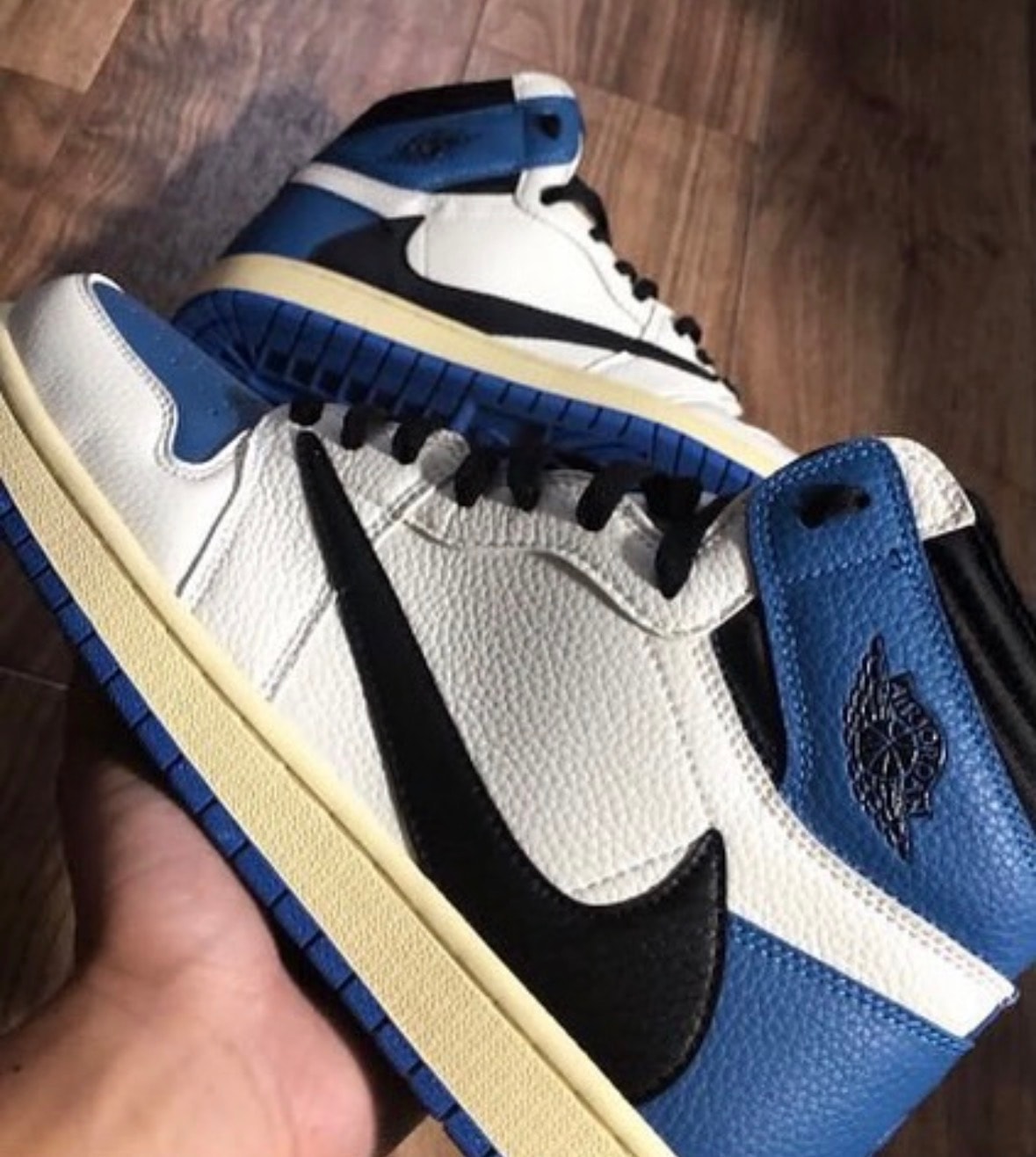 トラヴィススコット × フラグメントデザイン × ナイキ エアジョーダン1 レトロ ハイ OG SP "ミリタリー ブルー"