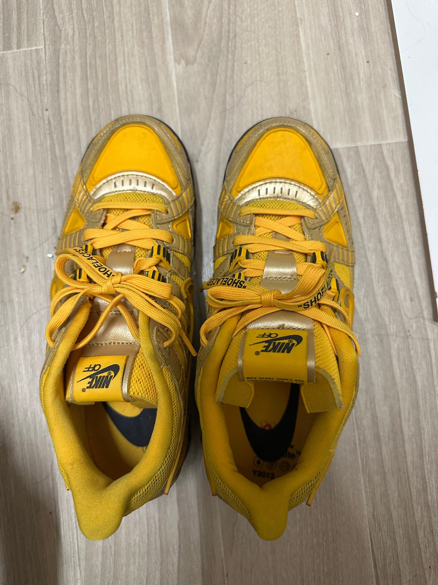 Off-White × Nike Air Rubber Dunk "University Gold" 