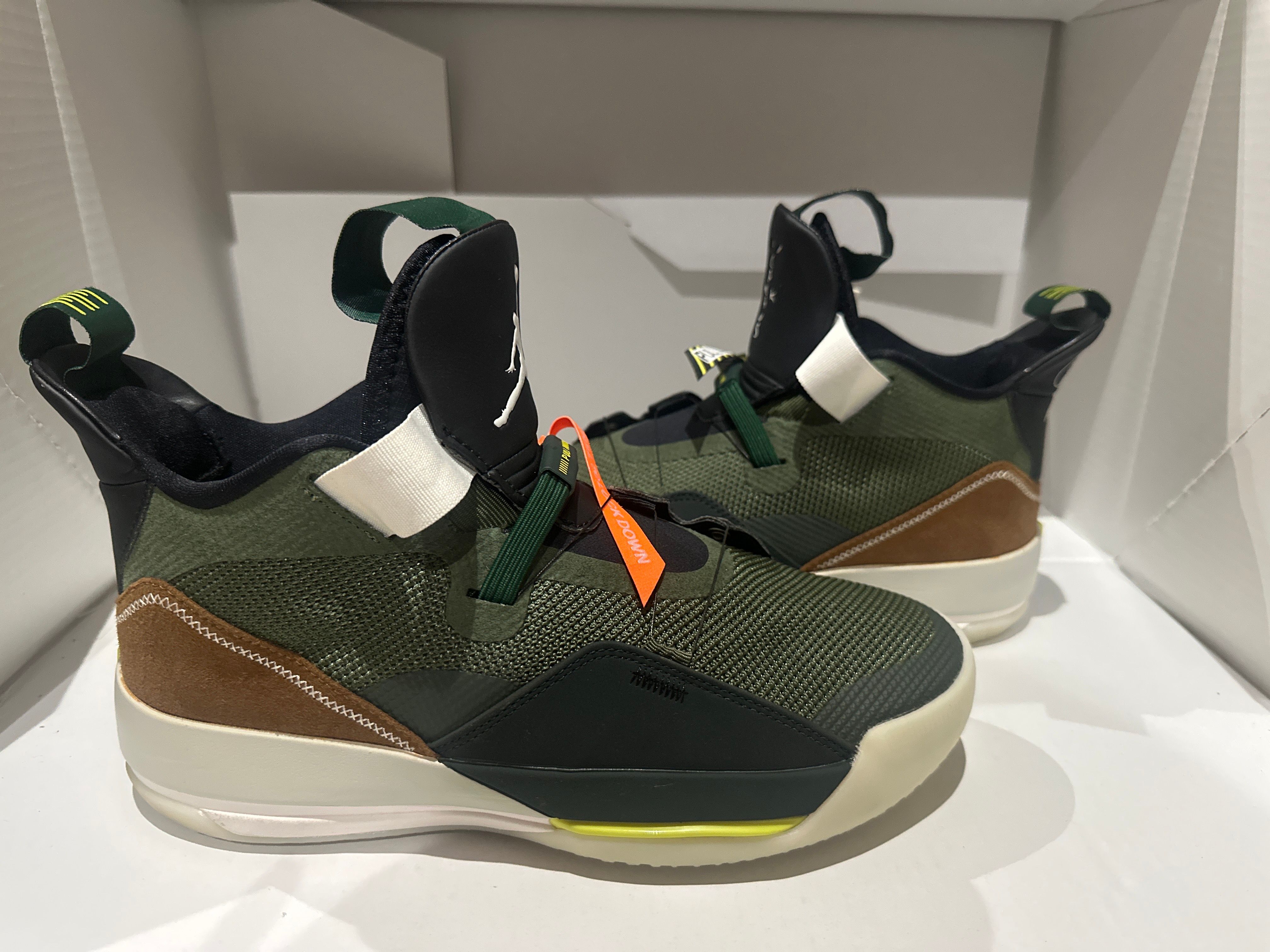 美品✨NIKE✨AIR JORDAN33 トラヴィススコット 26cm AJ33 国内2月15日発売予定】トラビス スコット × ナイキ エア