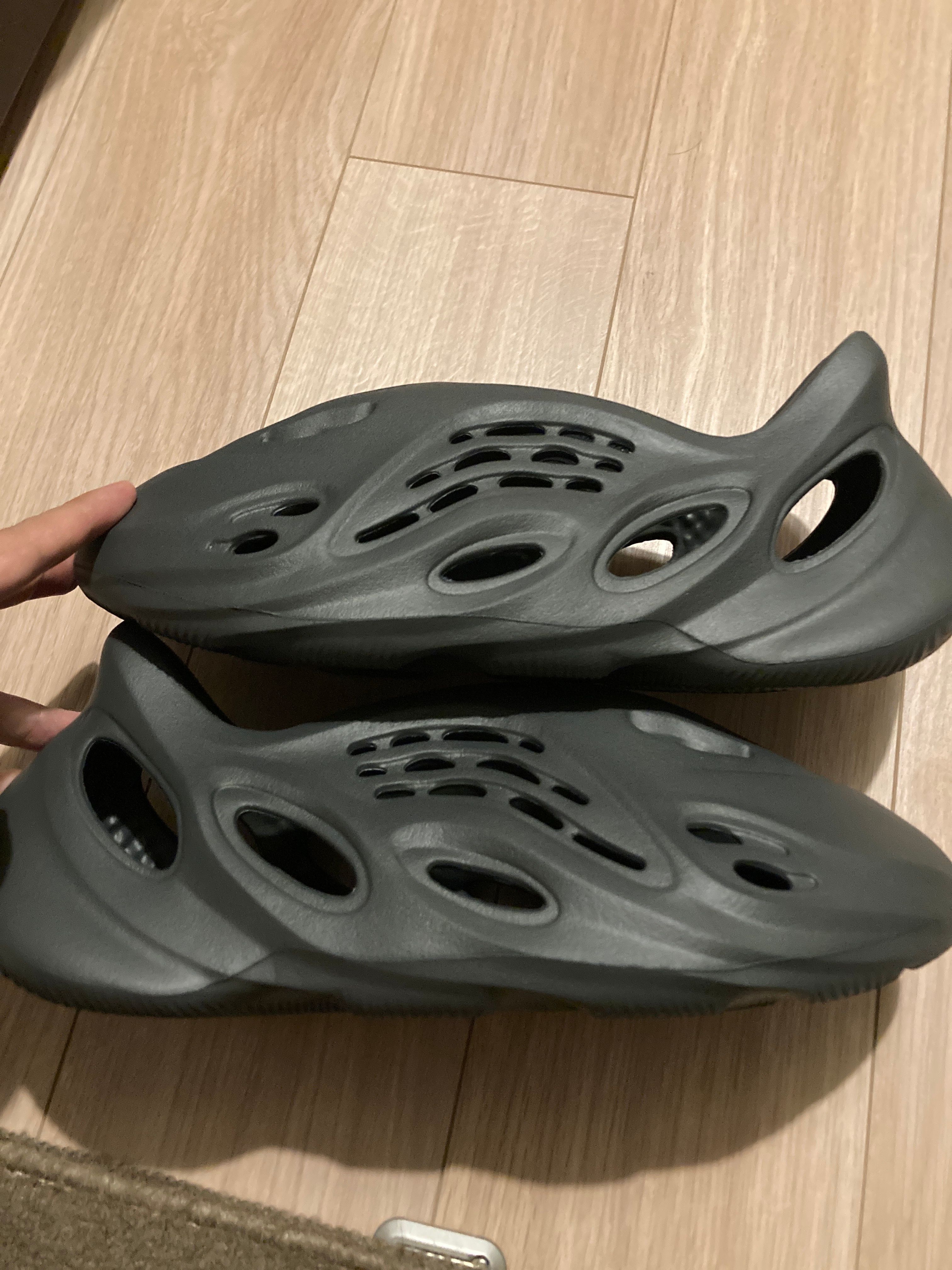 adidas YEEZY Foam Runner "Carbon"