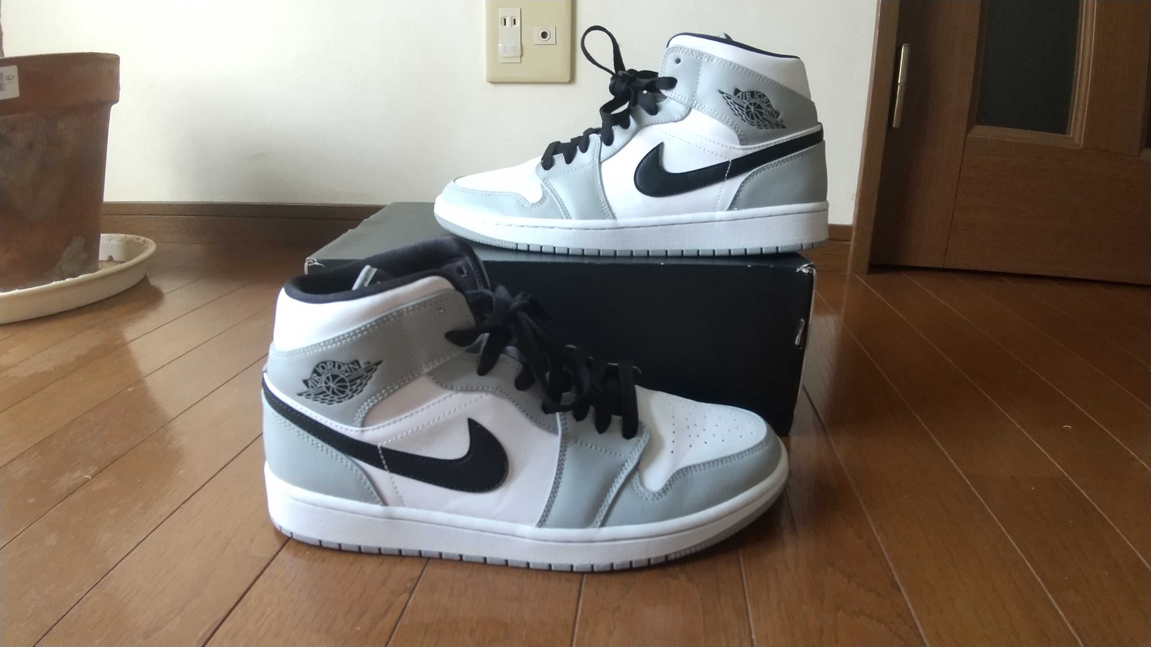 Nike Air Jordan 1 Mid "Light Smoke Grey/White/Black"