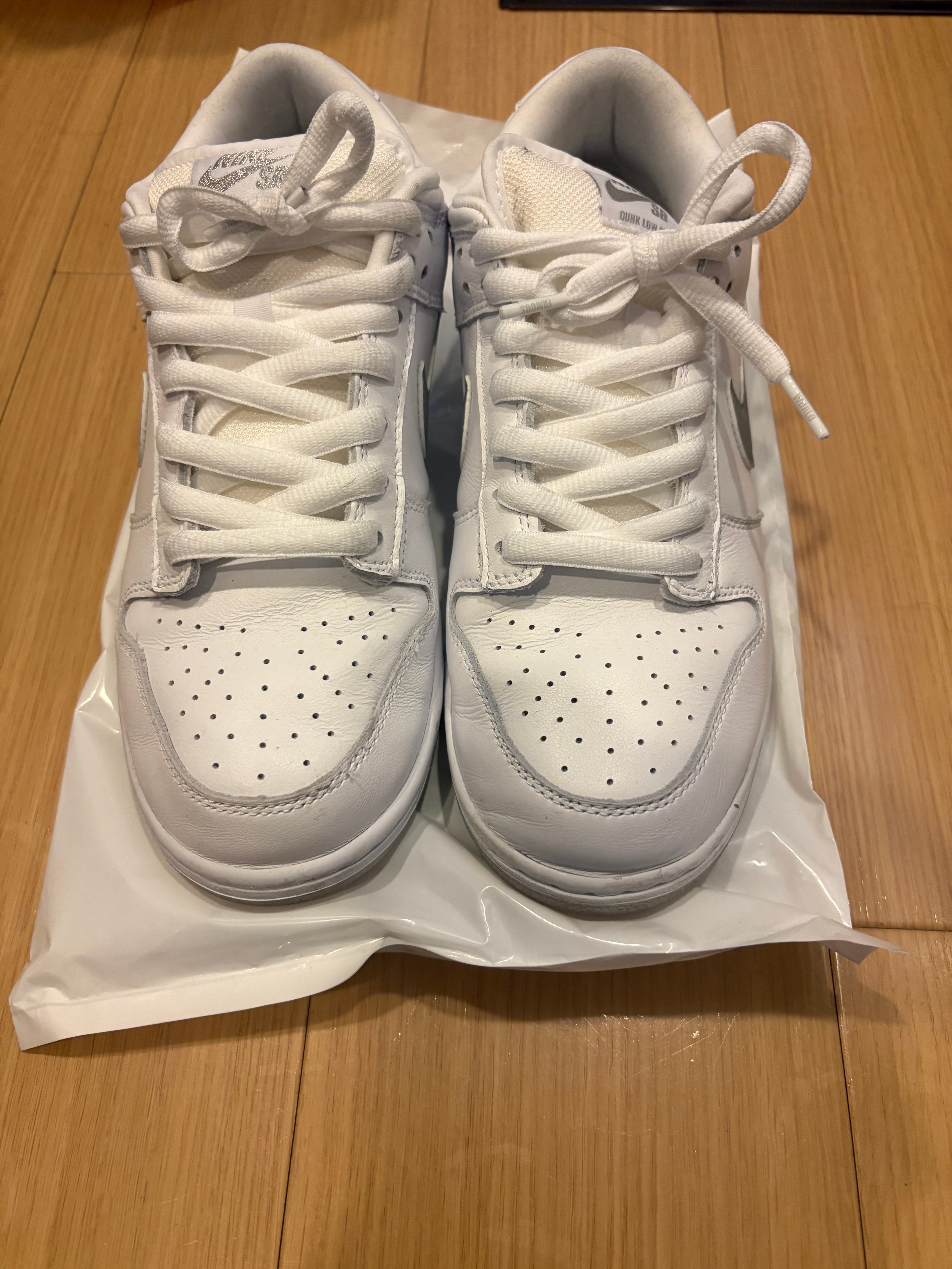 Supreme × Nike SB Dunk Low "White/Metallic Silver" (25FW Week2)