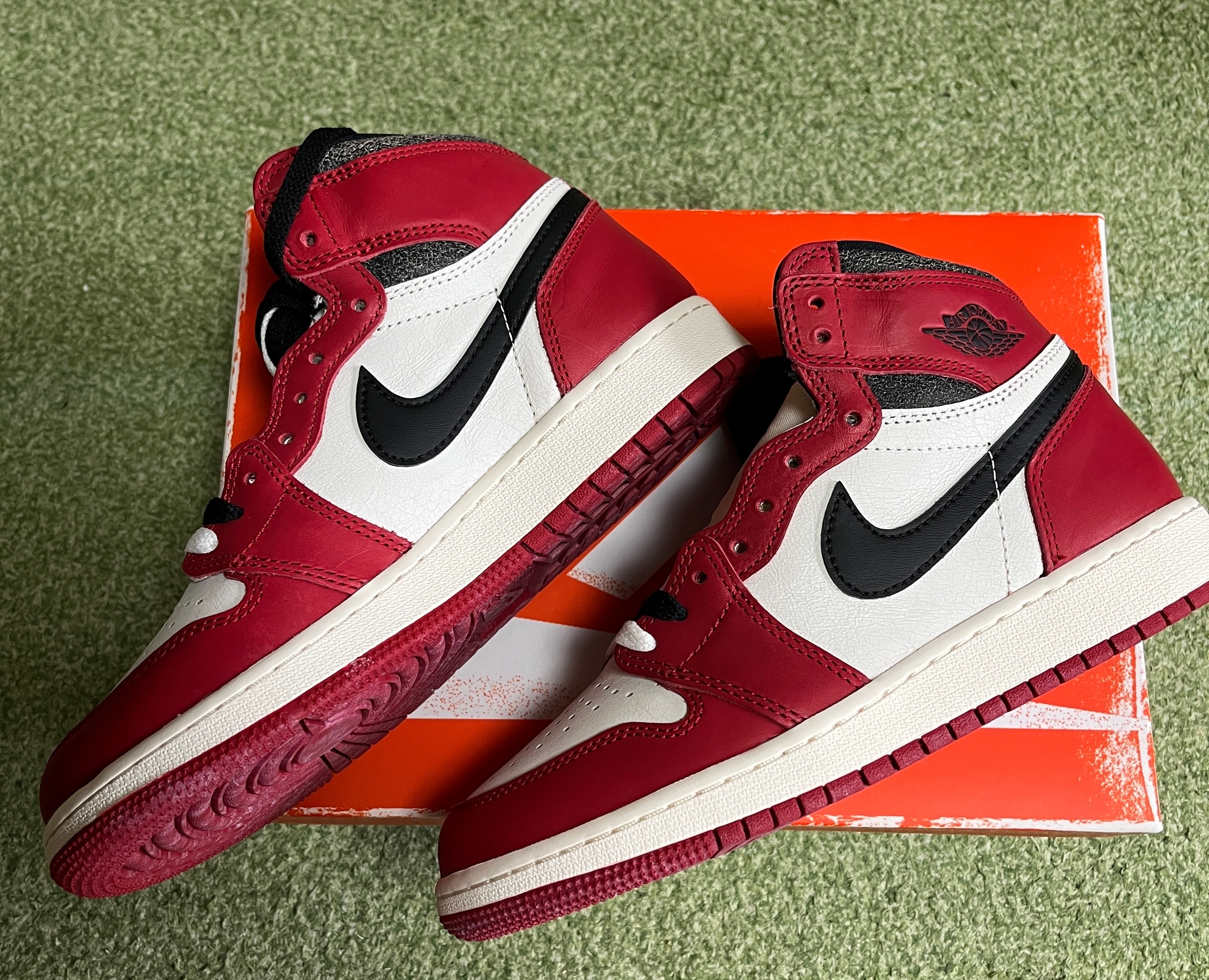 Nike GS Air Jordan 1 High OG "Lost & Found/Chicago"