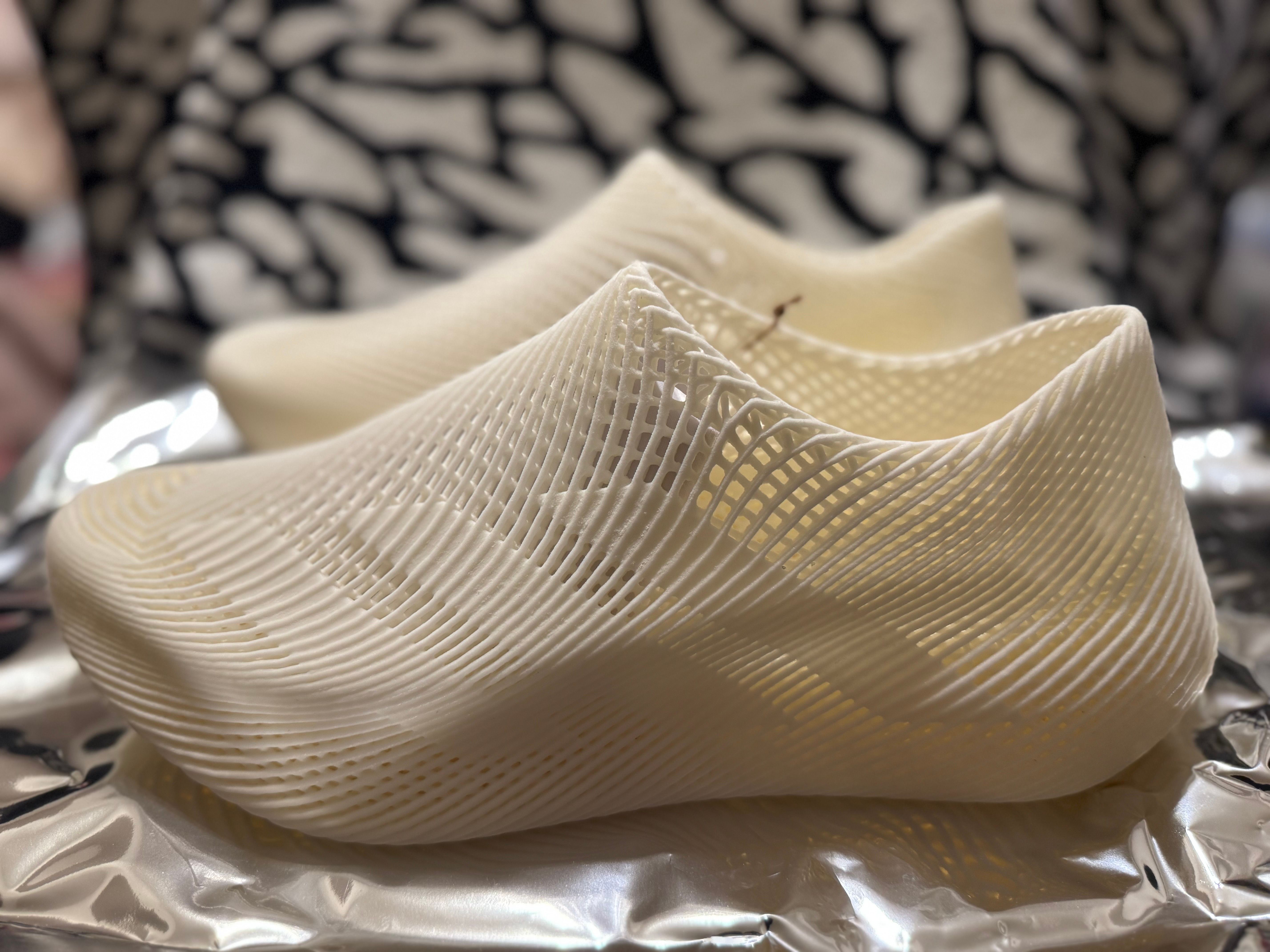 アディダス クライマクール "オフホワイト"