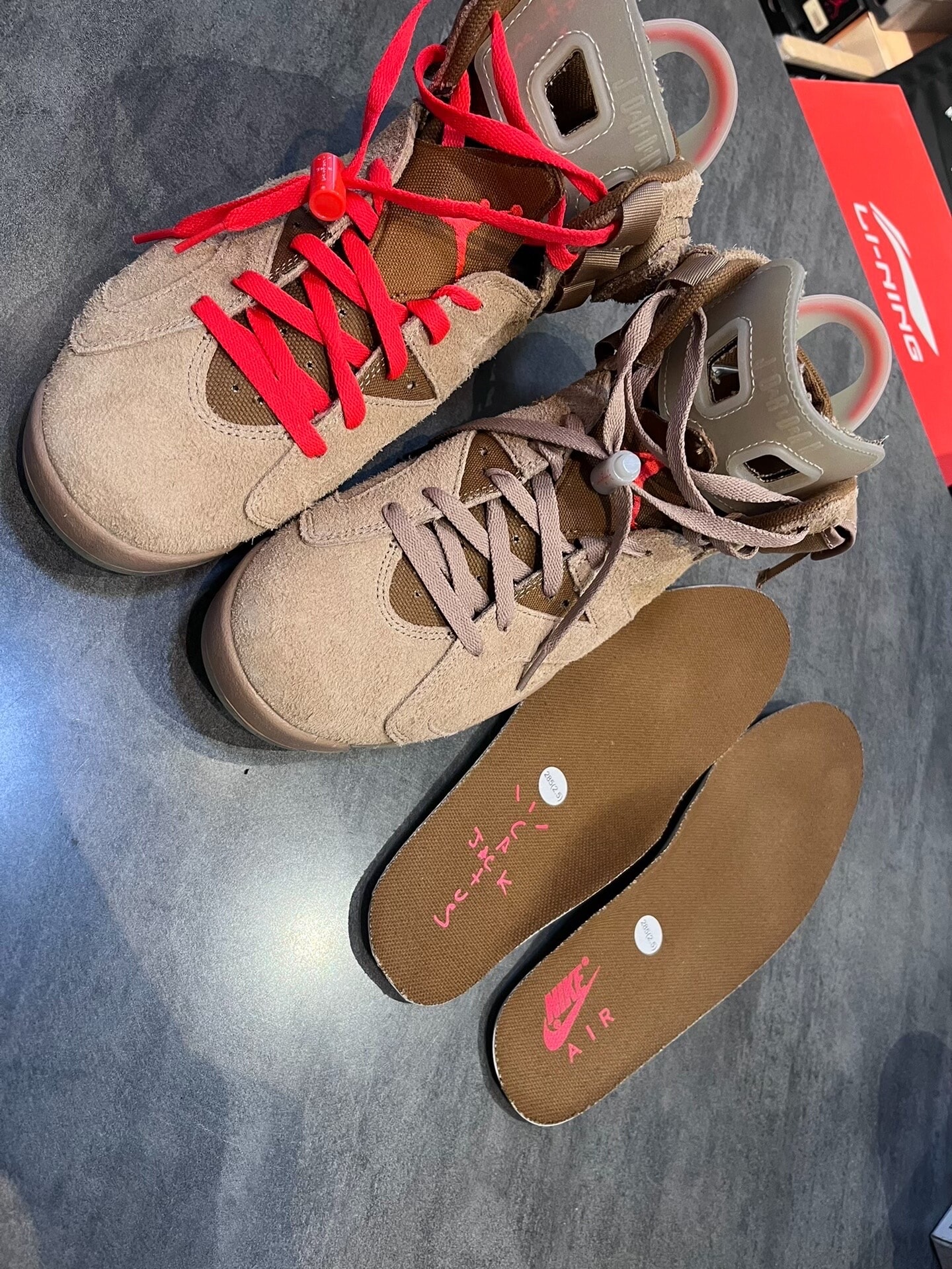 トラヴィススコット × ナイキ エアジョーダン6 "ブリティッシュカーキ"