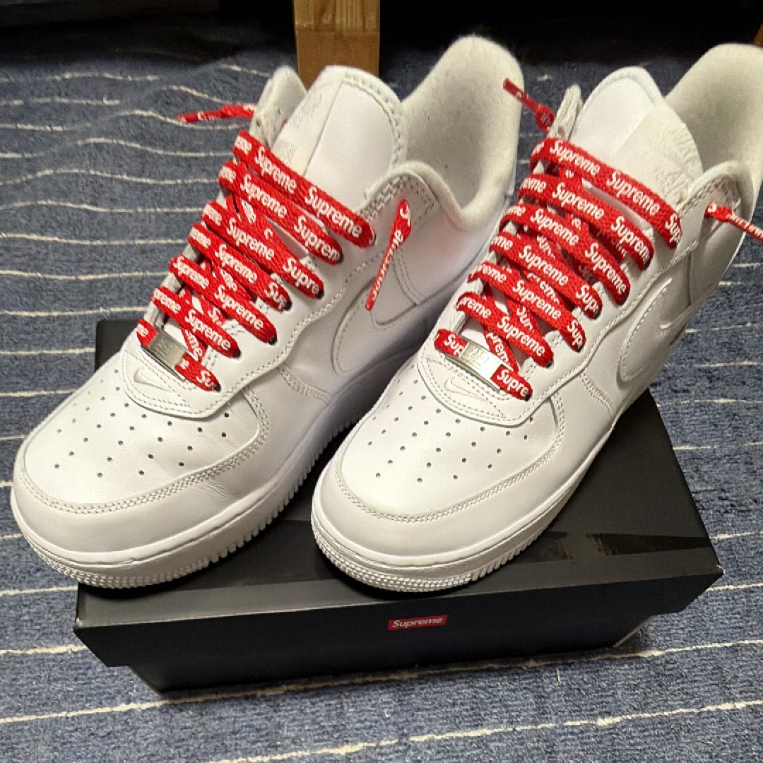 シュプリーム × ナイキ エアフォース1 ロー "ホワイト"