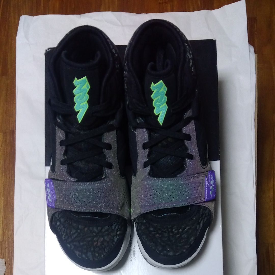 ジョーダン ザイオン 2 "ブラック/フォトン ダスト"