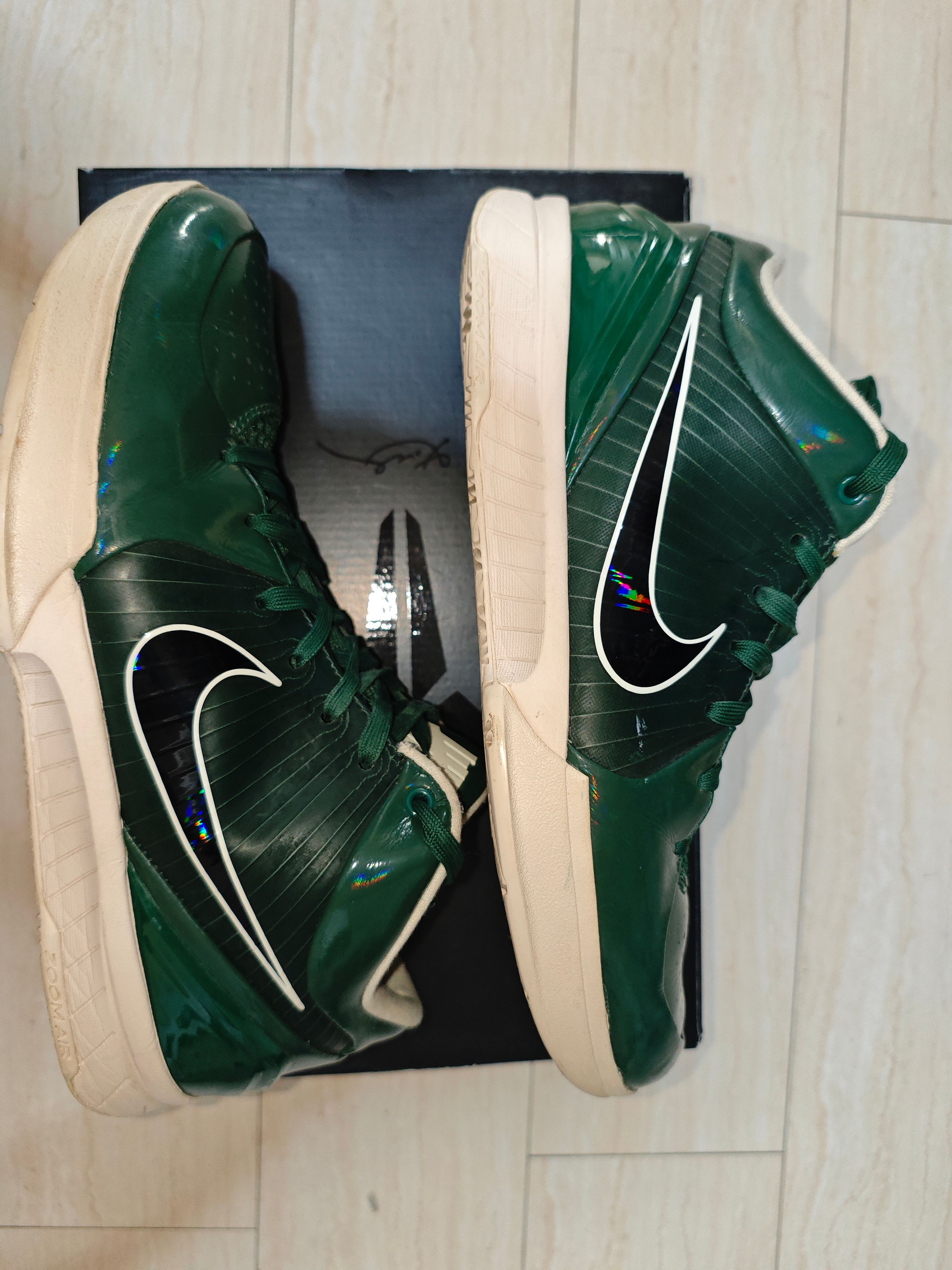 UNDEFEATED × Nike Kobe 4 Protro "Milwaukee Bucks"