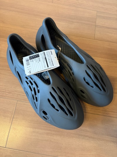 adidas YEEZY Foam Runner "Carbon"