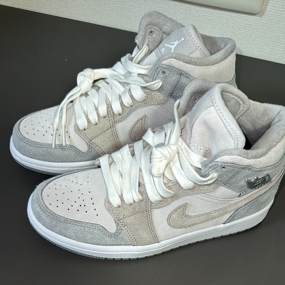 ナイキ ウィメンズ エアジョーダン1 ミッド SE "パーティクル グレー"