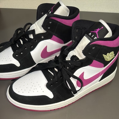 NIKE Women's AIR JORDAN 1 MID "MAGENTA"