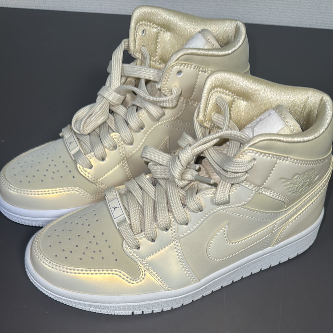 ナイキ ウィメンズ エアジョーダン1 ミッド "グース フェザー イエロー"