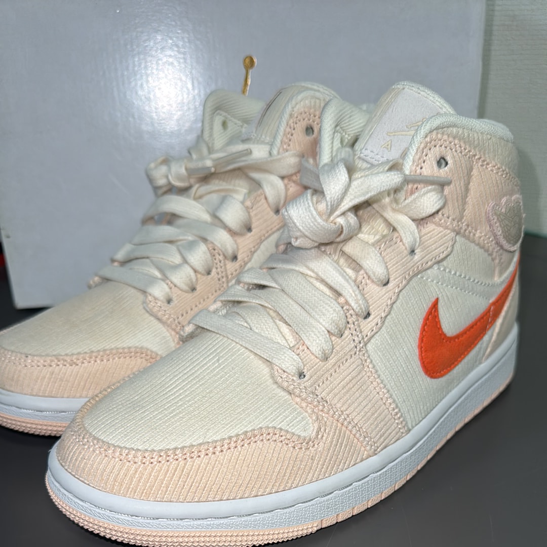 ナイキ ウィメンズ エアジョーダン ミッド "コーデュロイ"