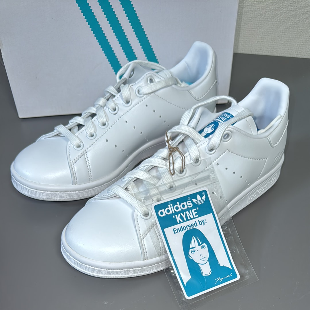 キネ × アディダスオリジナルス スタンスミス "ホワイト/ブルー"