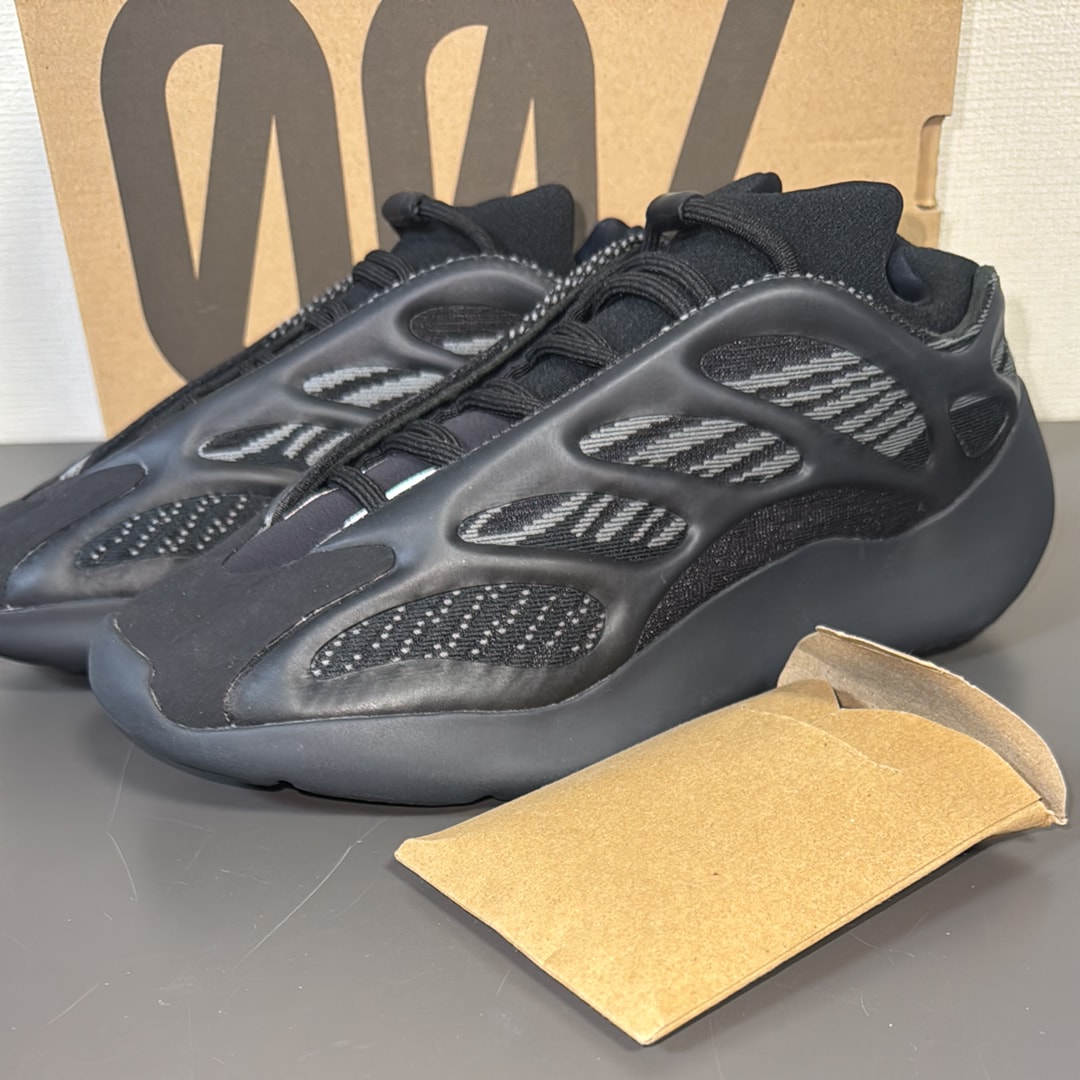 アディダス イージー700V3 "ダークグロー"