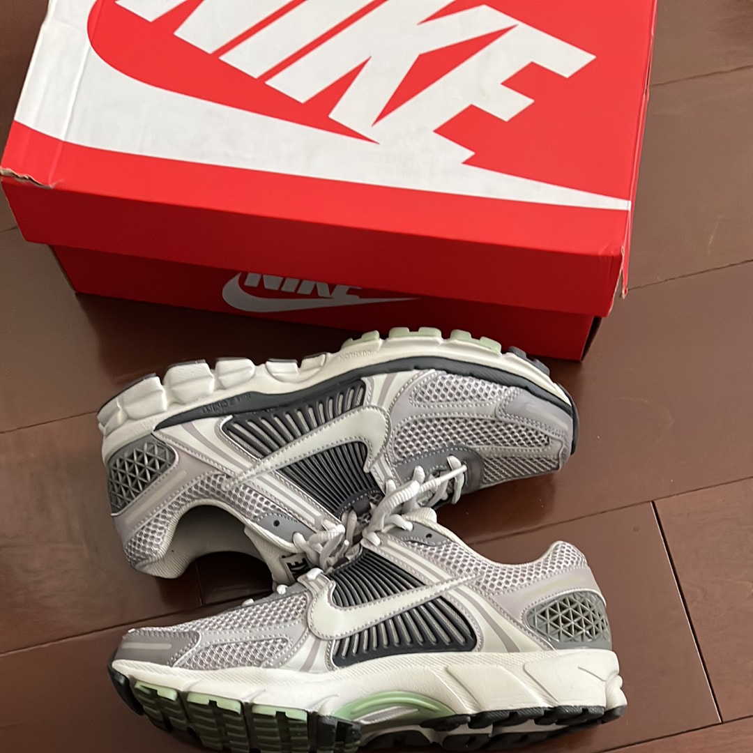 ナイキ ウィメンズ ズーム ボメロ5 "コブルストーン アンド フラットピューター"