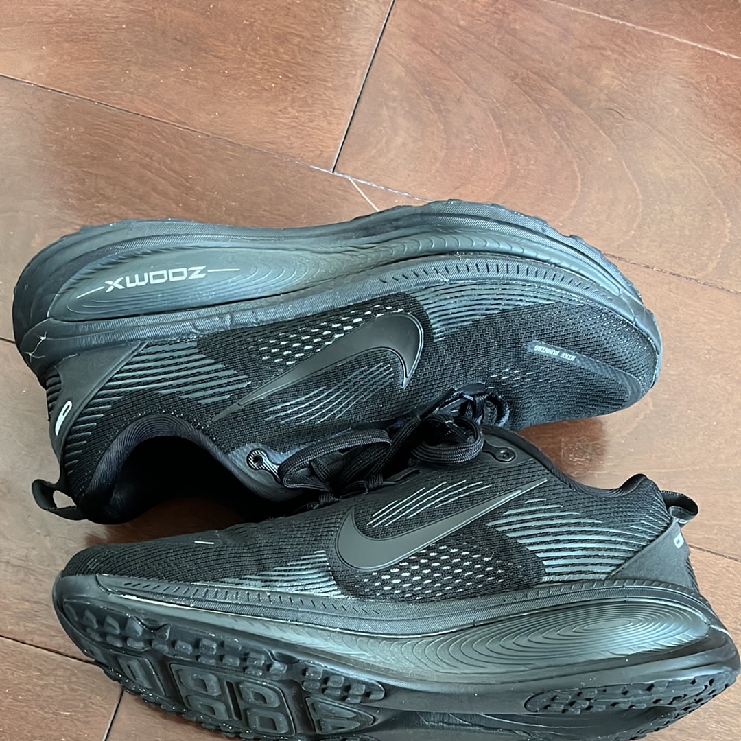 ナイキ ボメロ18 "トリプルブラック"