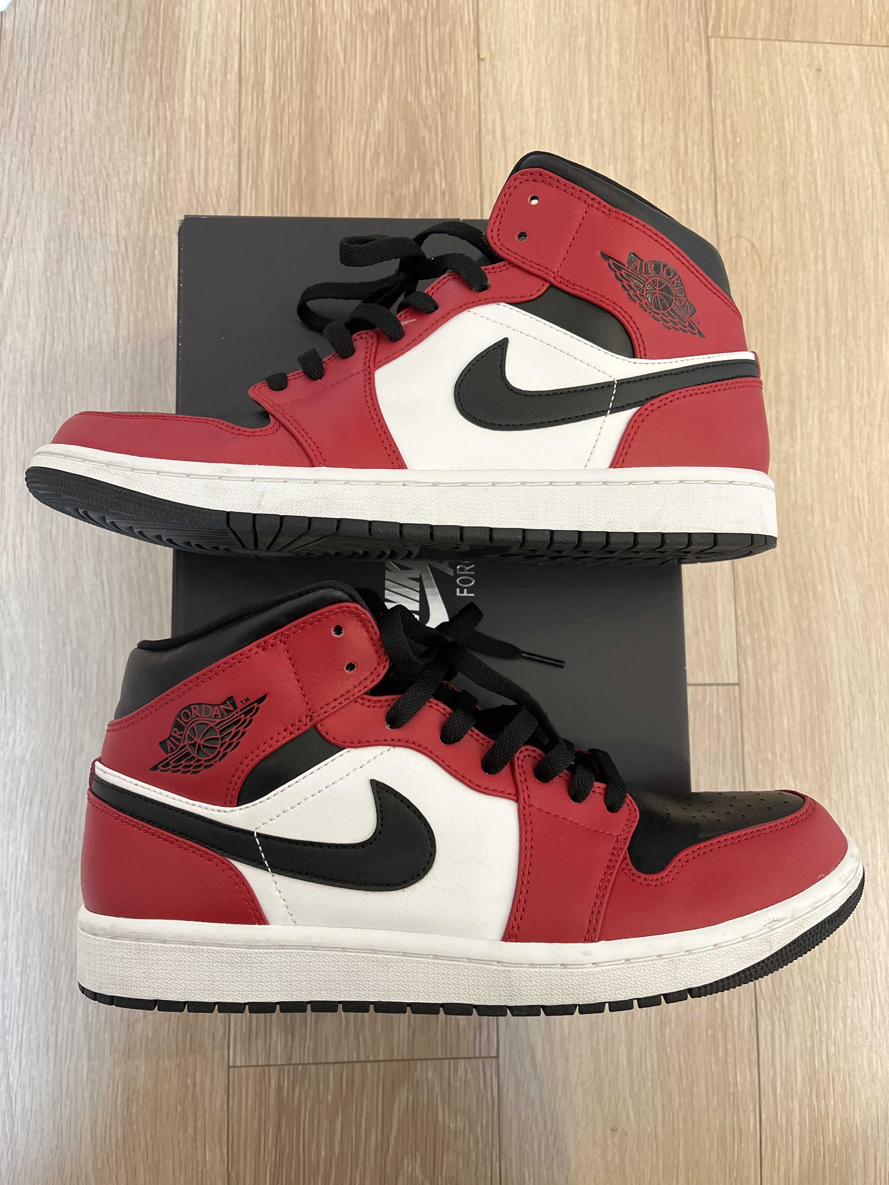 Nike Air Jordan 1 Mid "Chicago Black Toe"