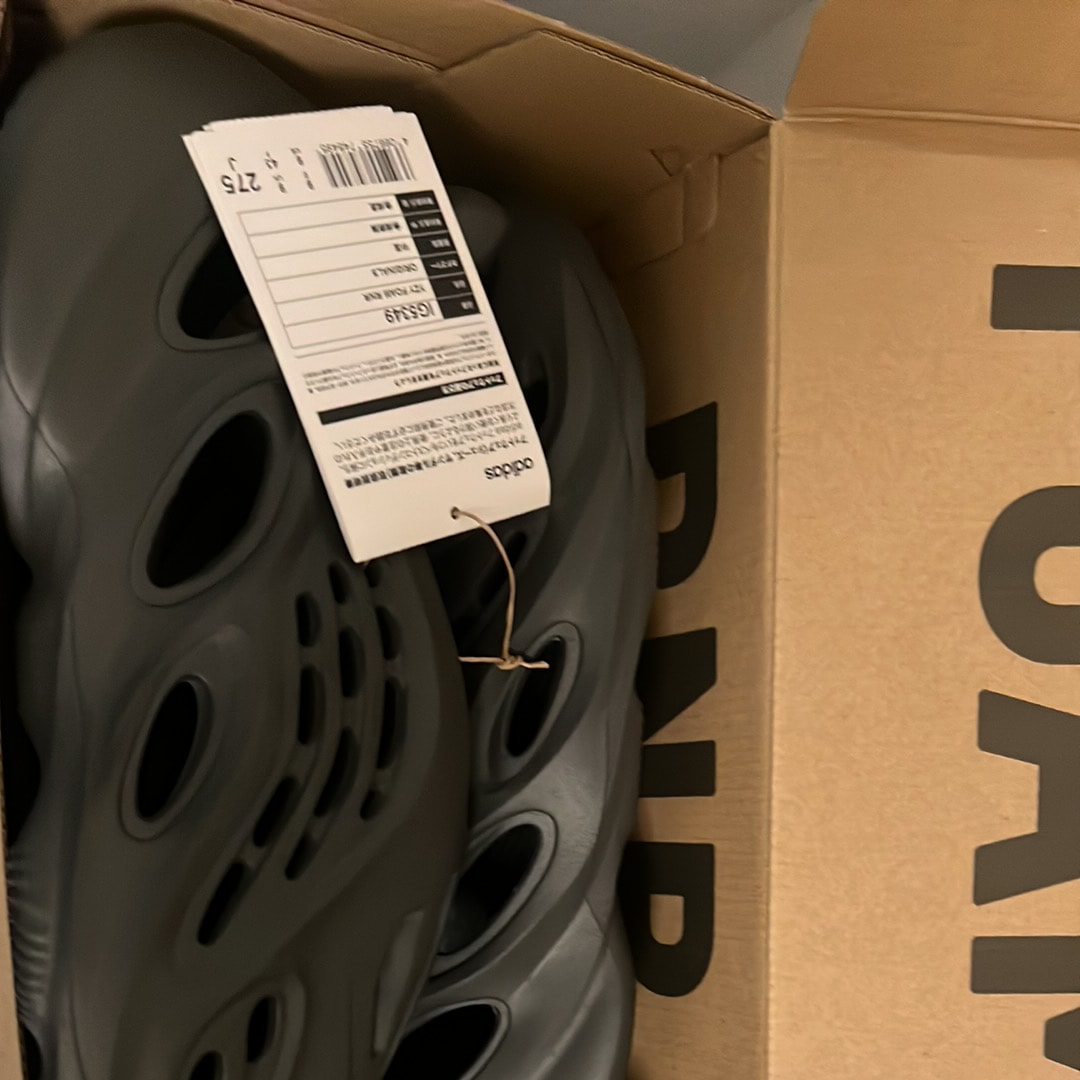 adidas YEEZY Foam Runner "Carbon"