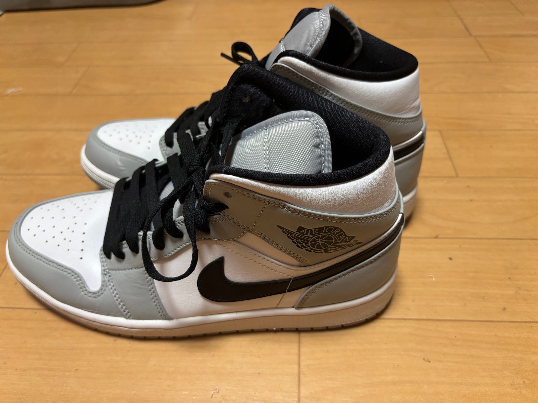 Nike Air Jordan 1 Mid "Light Smoke Grey/White/Black"