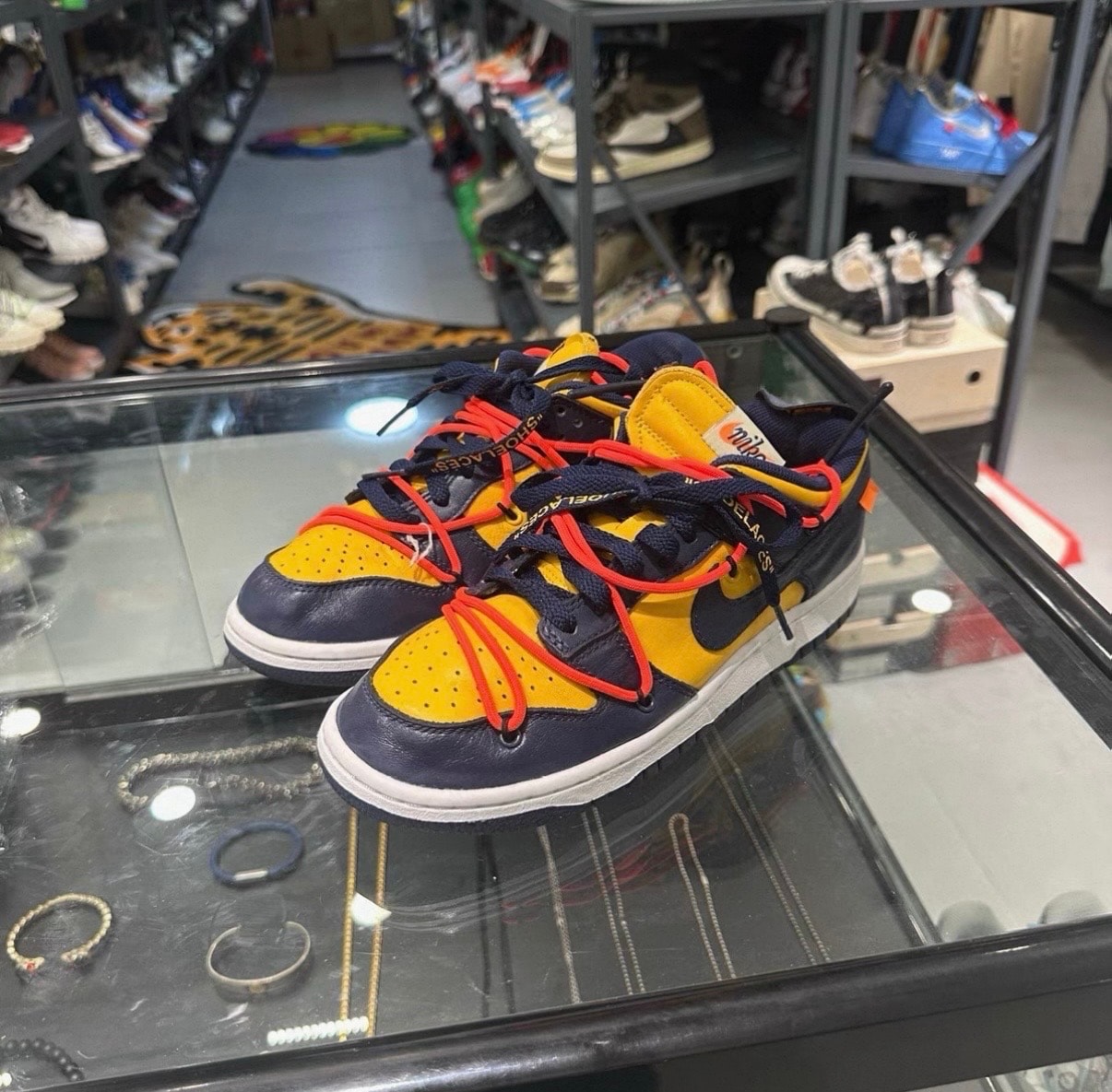 オフホワイト × ナイキ ダンク ロー LTHR "ユニバーシティゴールド/ミッドナイトネイビー/ホワイト"