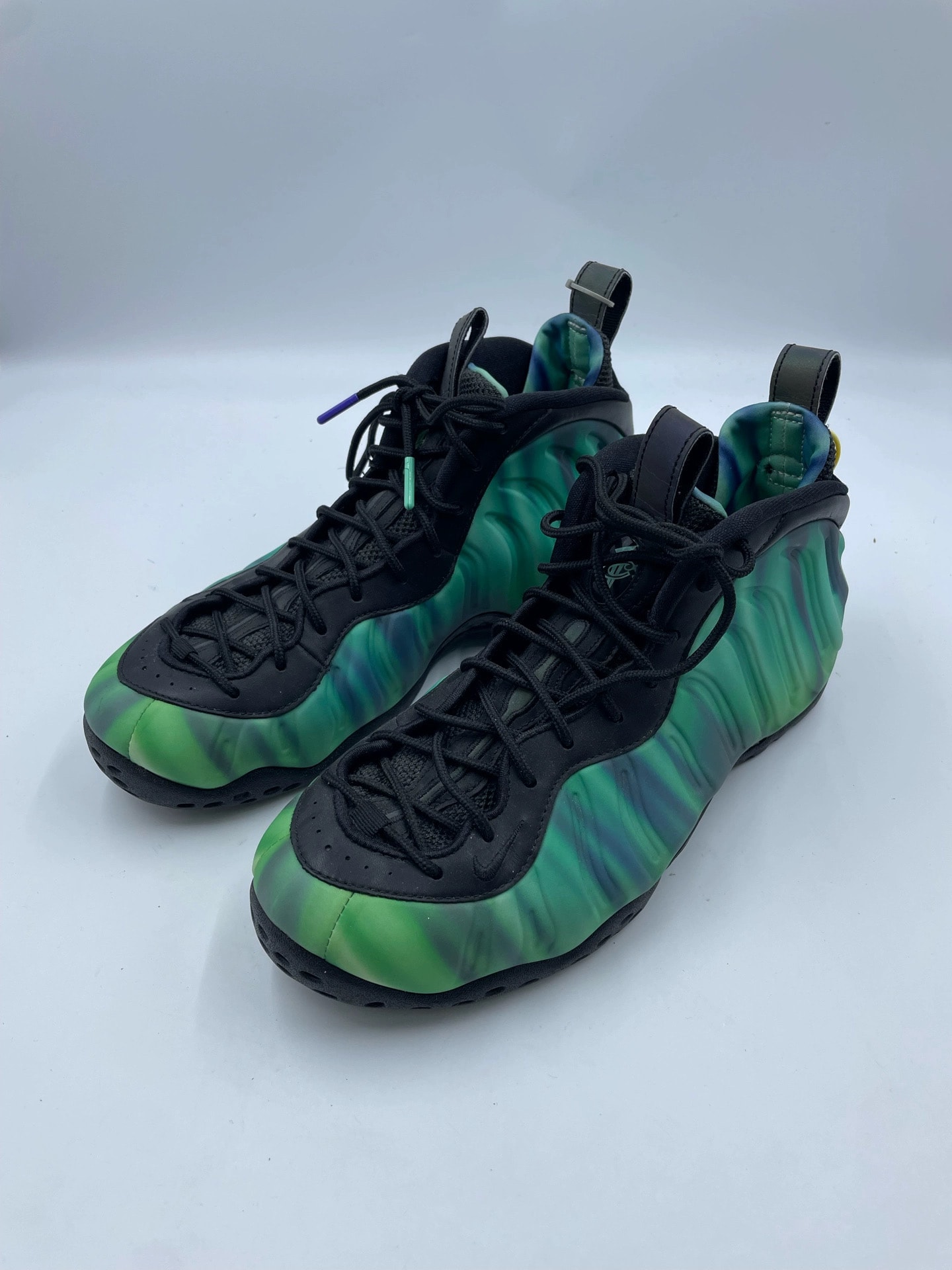 ナイキ エア フォームポジット ワン ノーザン ライツ "ブラック/グリーン グローフィアス パープル"