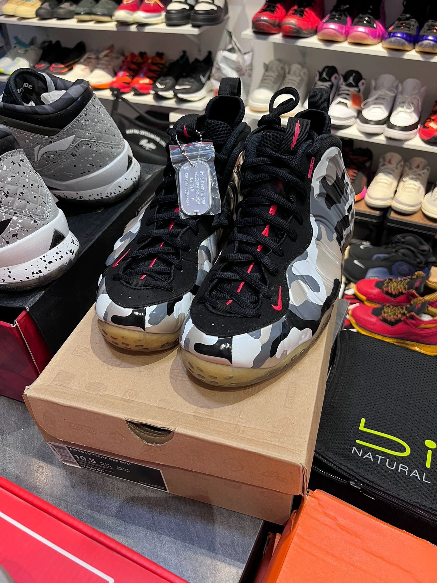 ナイキ エアフォームポジット ワン ファイター ジェット "ブラック/ハイパー レッド ダーク グレイ ホワイト"