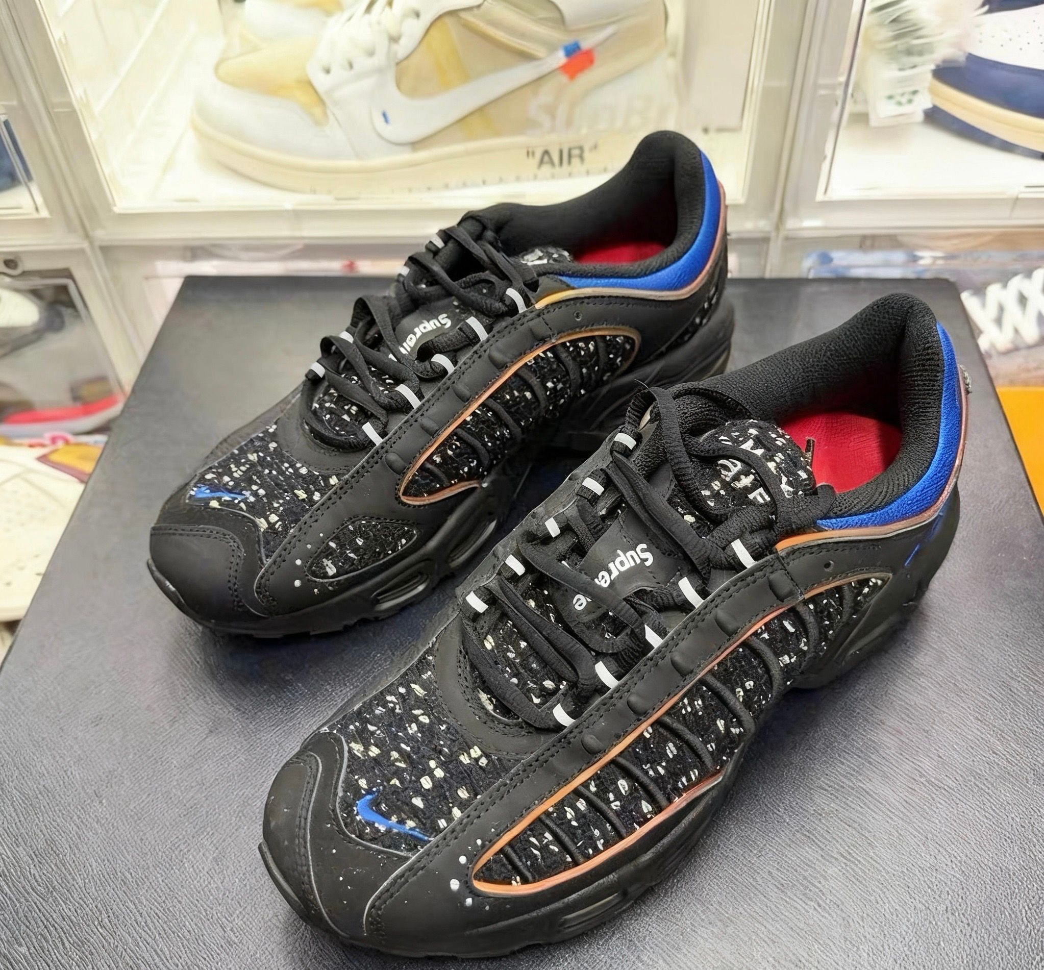 シュプリーム × ナイキ エアマックステイルウィンド 4 ブラック