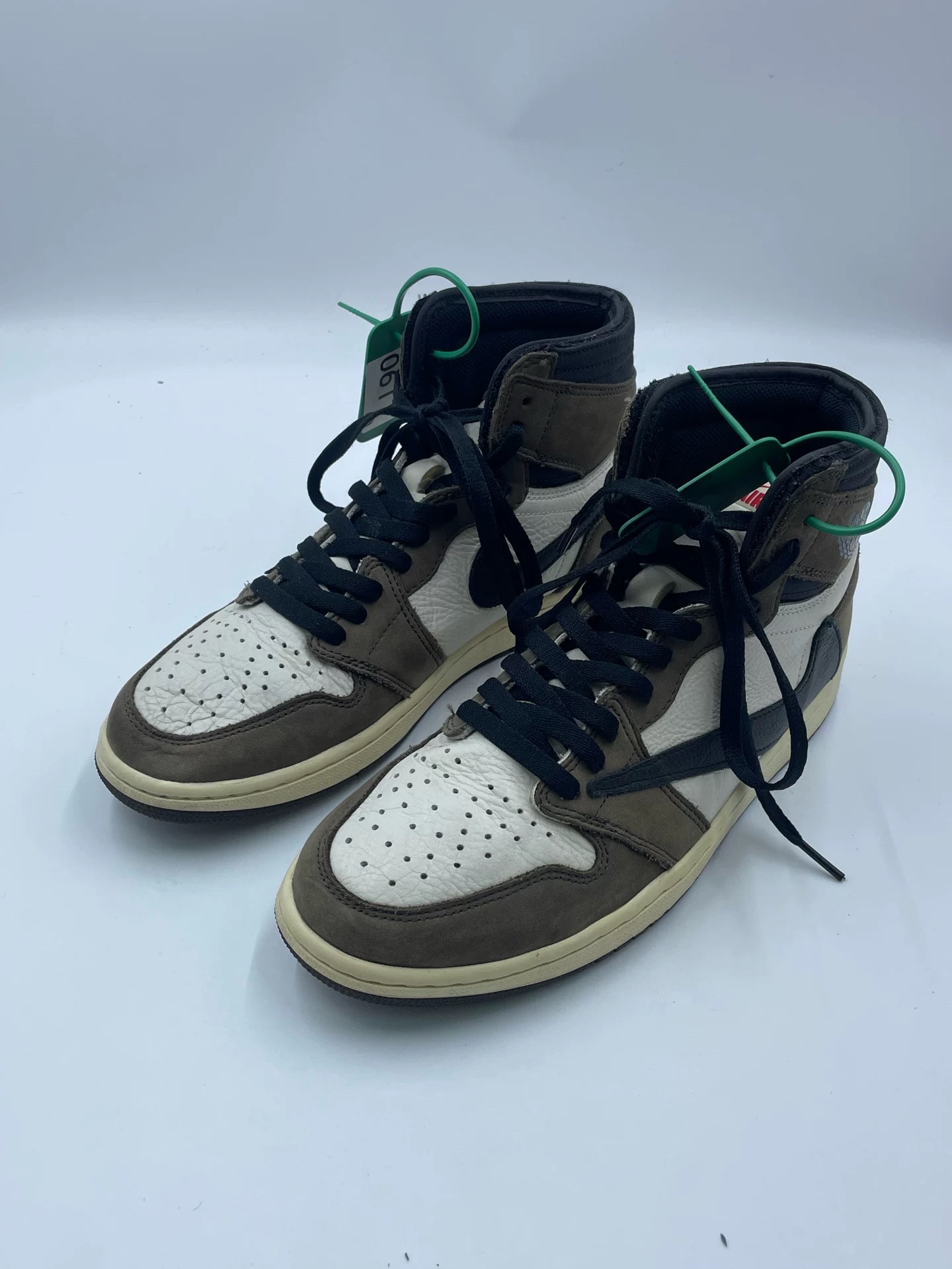 トラヴィススコット × ナイキ エアジョーダン1 レトロ ハイ OG TS SP "セイル/ダークモカ"