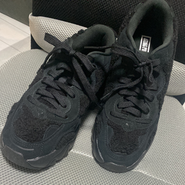 アトモス ピンク × プーマ ウィメンズ パルサー ウェッジ ボア "ブラック"