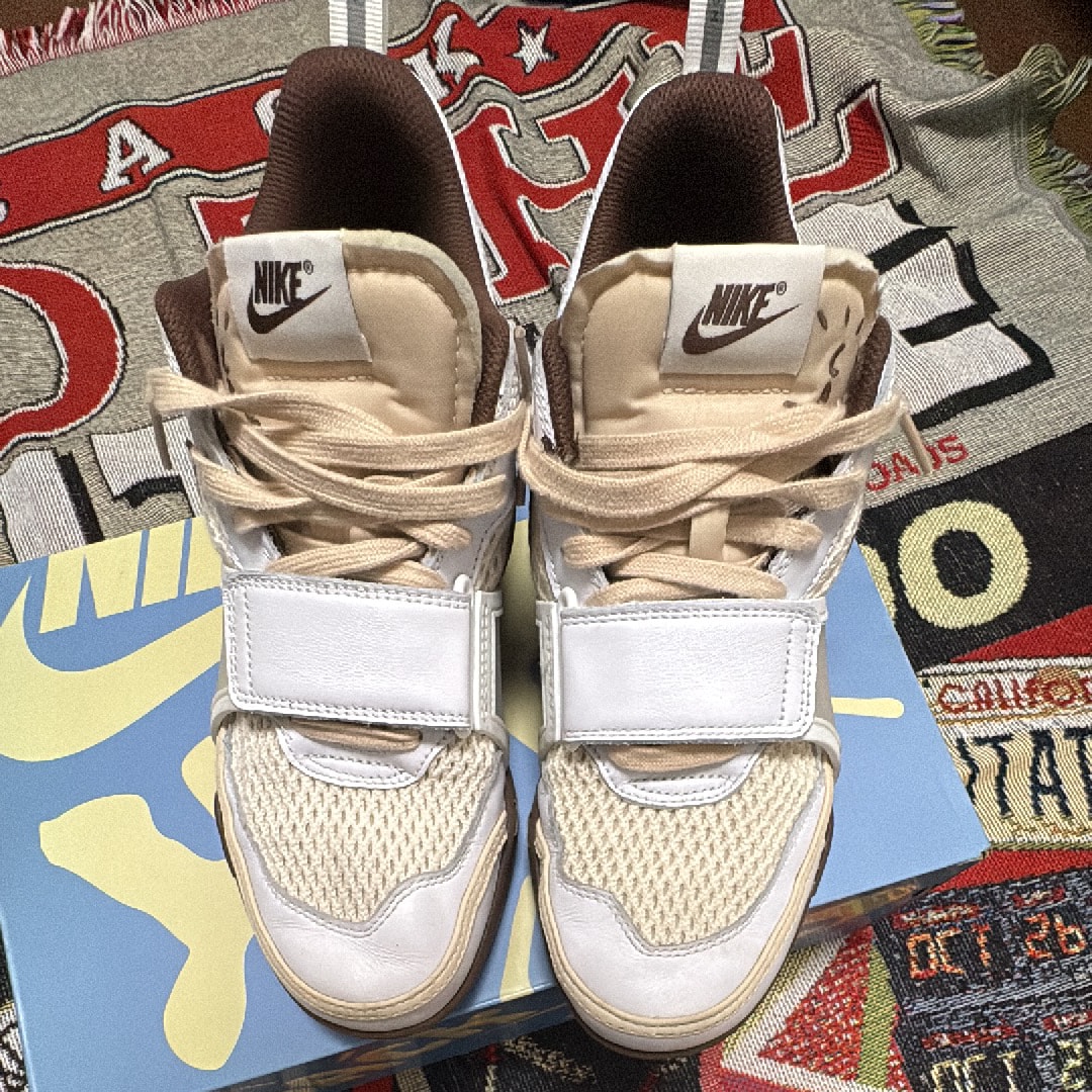 トラヴィススコット × ナイキ ズームフィールドジャックス "ホワイトアンドライトチョコレート"