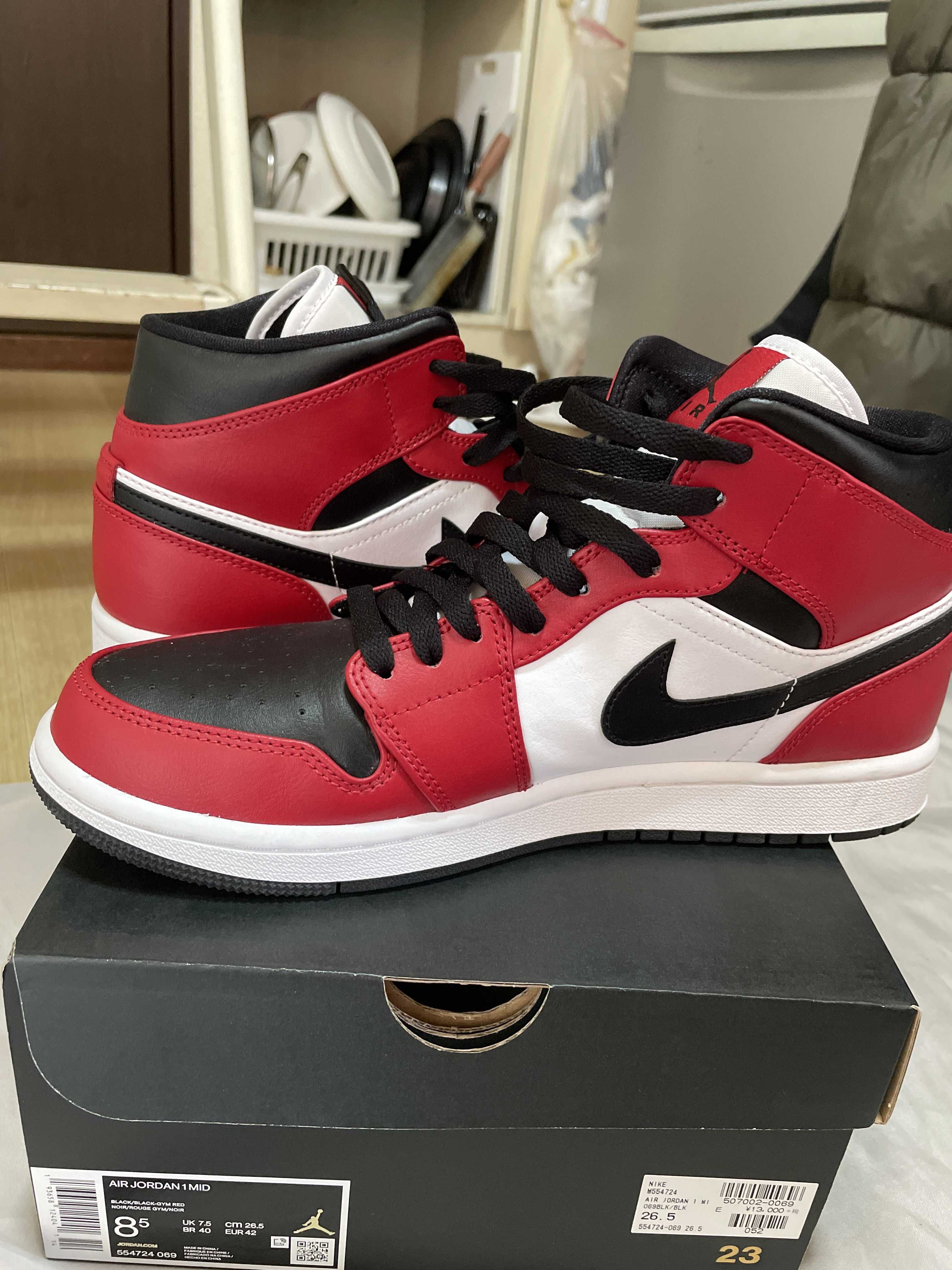 Nike Air Jordan 1 Mid "Chicago Black Toe"