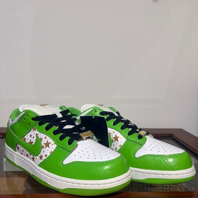 Supreme × Nike SB Dunk Low OG QS Gold Stars "White/Mean Green"