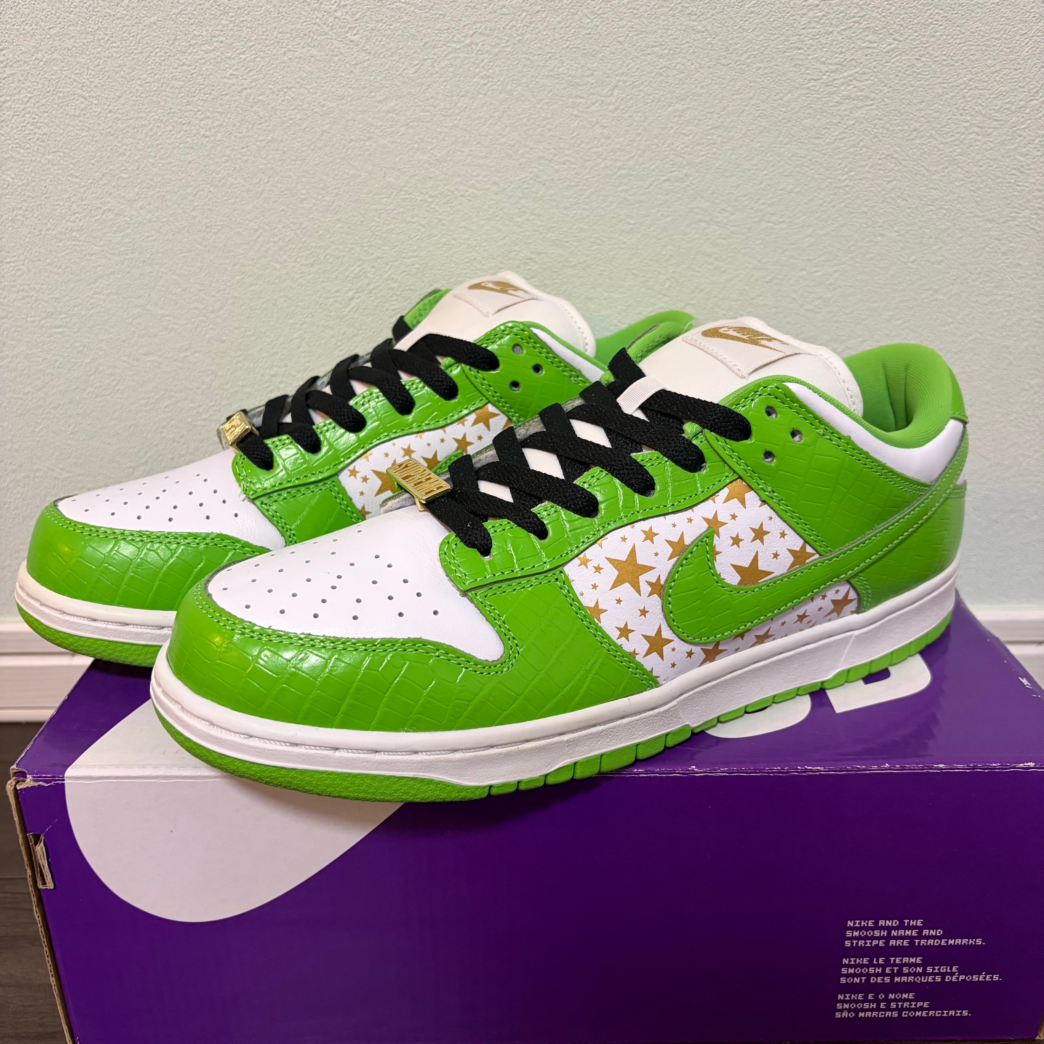 Supreme × Nike SB Dunk Low OG QS Gold Stars "White/Mean Green"