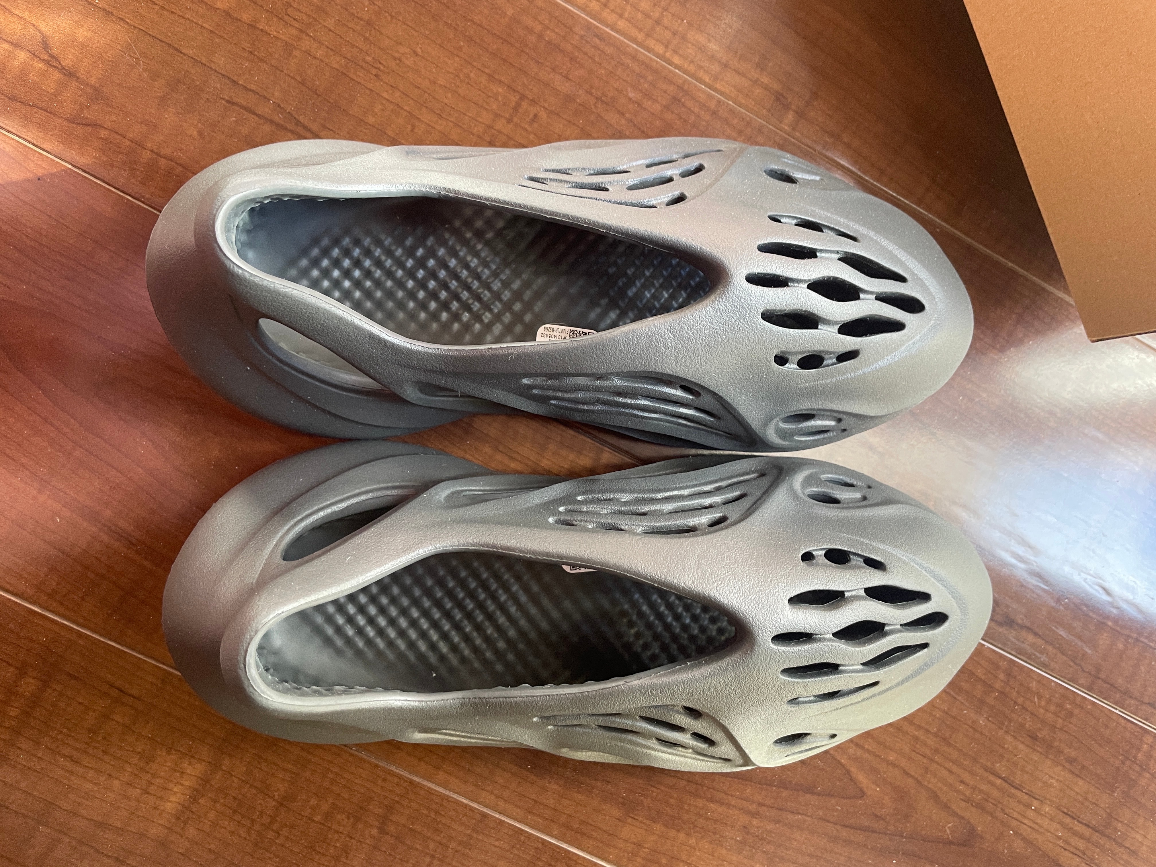 adidas YEEZY Foam Runner "Carbon"