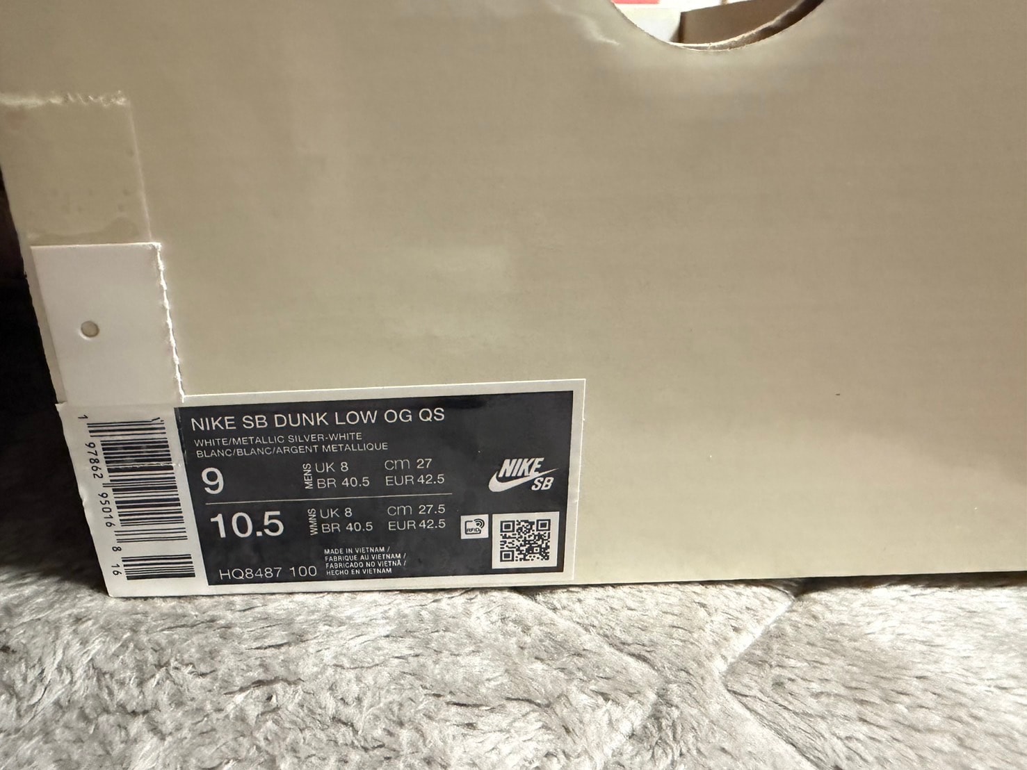 Supreme × Nike SB Dunk Low "White/Metallic Silver" (25FW Week2)