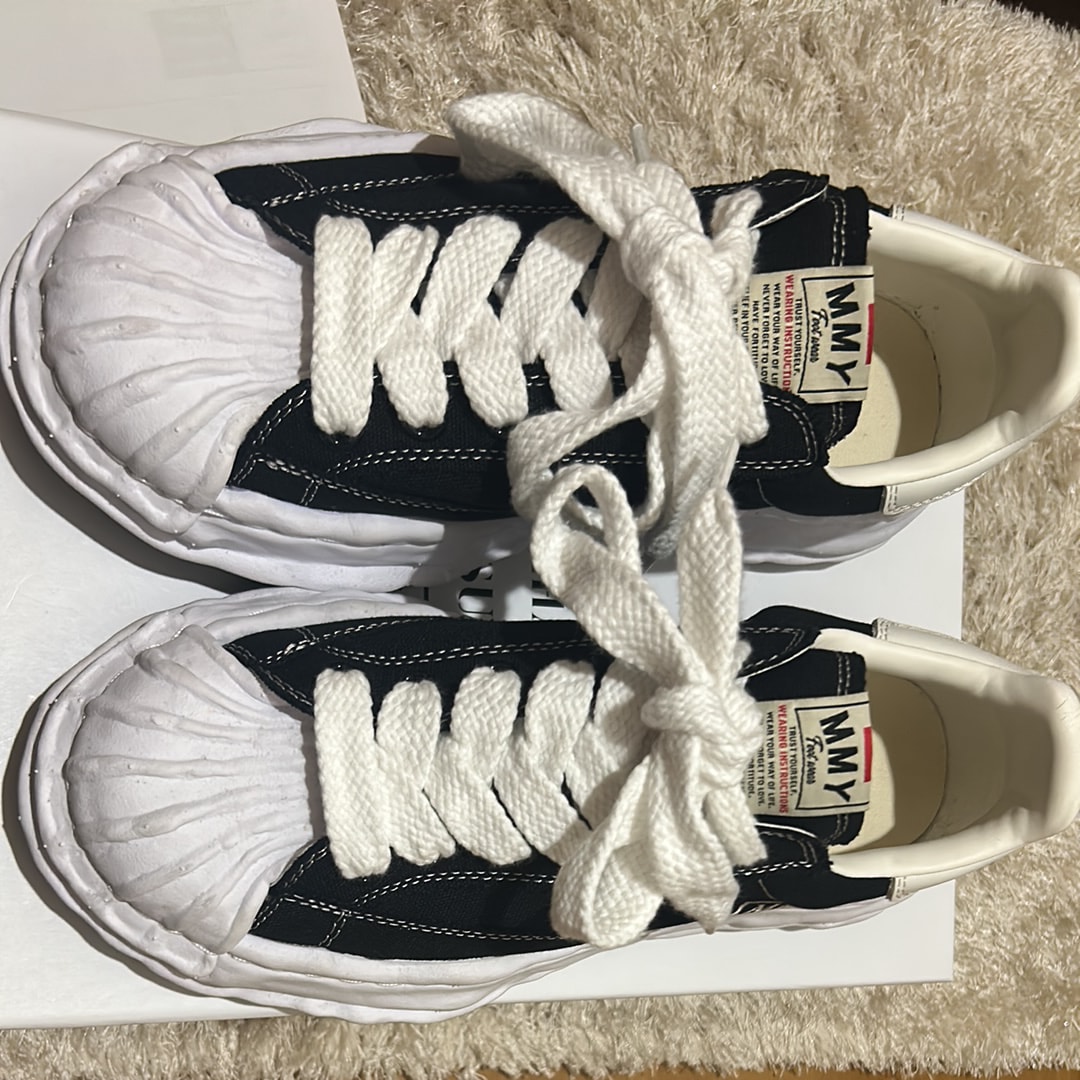 メゾンミハラヤスヒロ ブレイキー OG ソール キャンバス ロートップ スニーカー "ブラック" (A08FW735)