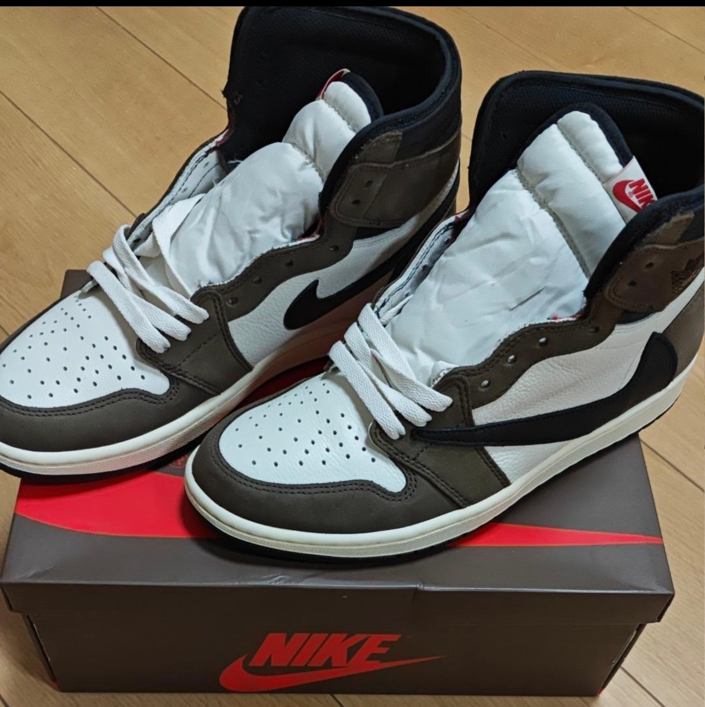 トラヴィススコット × ナイキ エアジョーダン1 レトロ ハイ OG TS SP "セイル/ダークモカ"