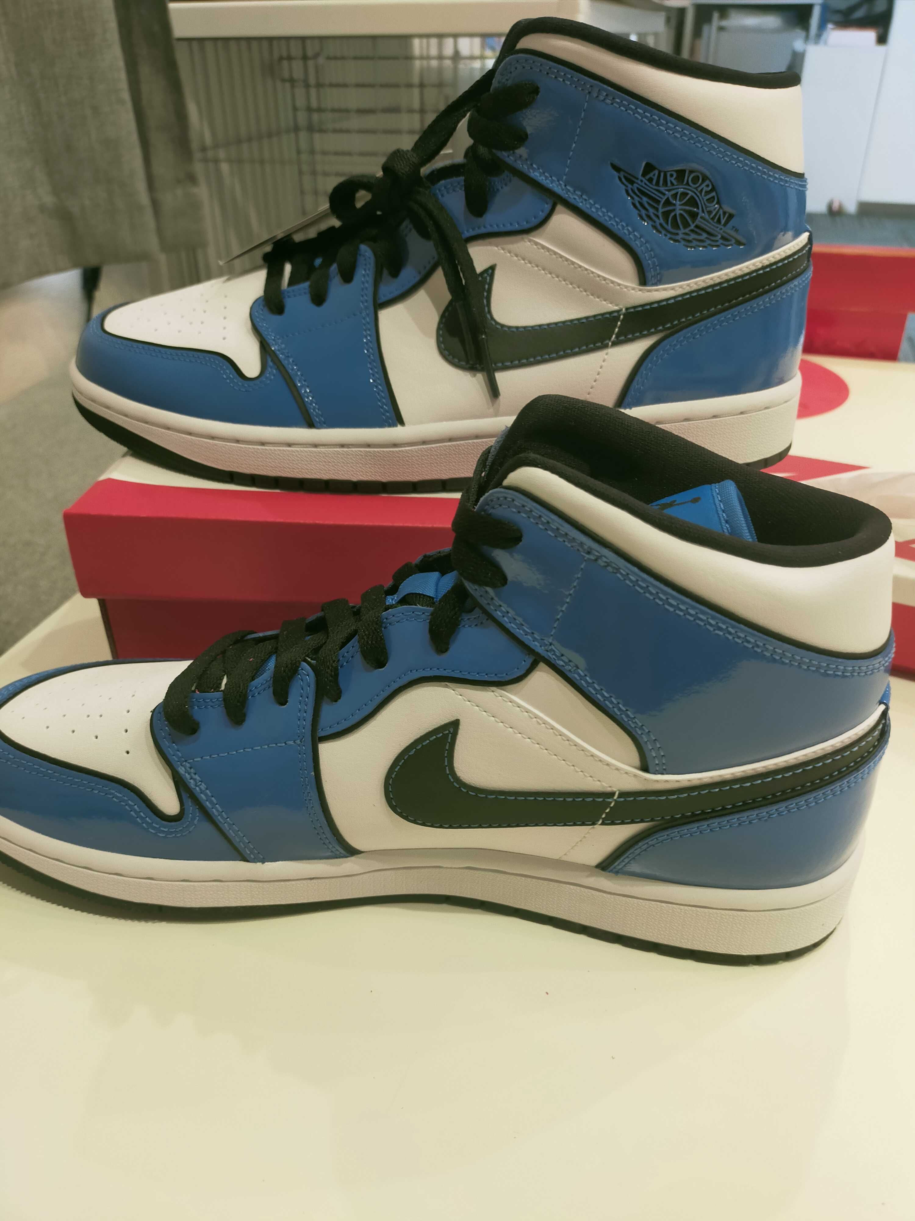 Nike Air Jordan 1 Mid SE "Signal Blue"