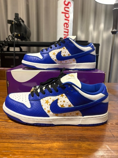 Supreme × Nike SB Dunk Low OG QS Gold Stars "White/Hyper Blue"